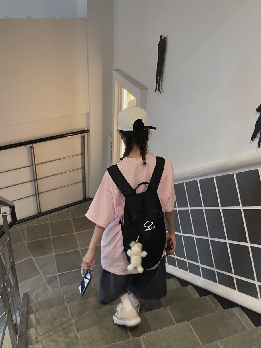 Supreme New York T-Shirt Light Pink - 23SS, Mischief Rhombus Backpack Black 착용 스타일 - 1
