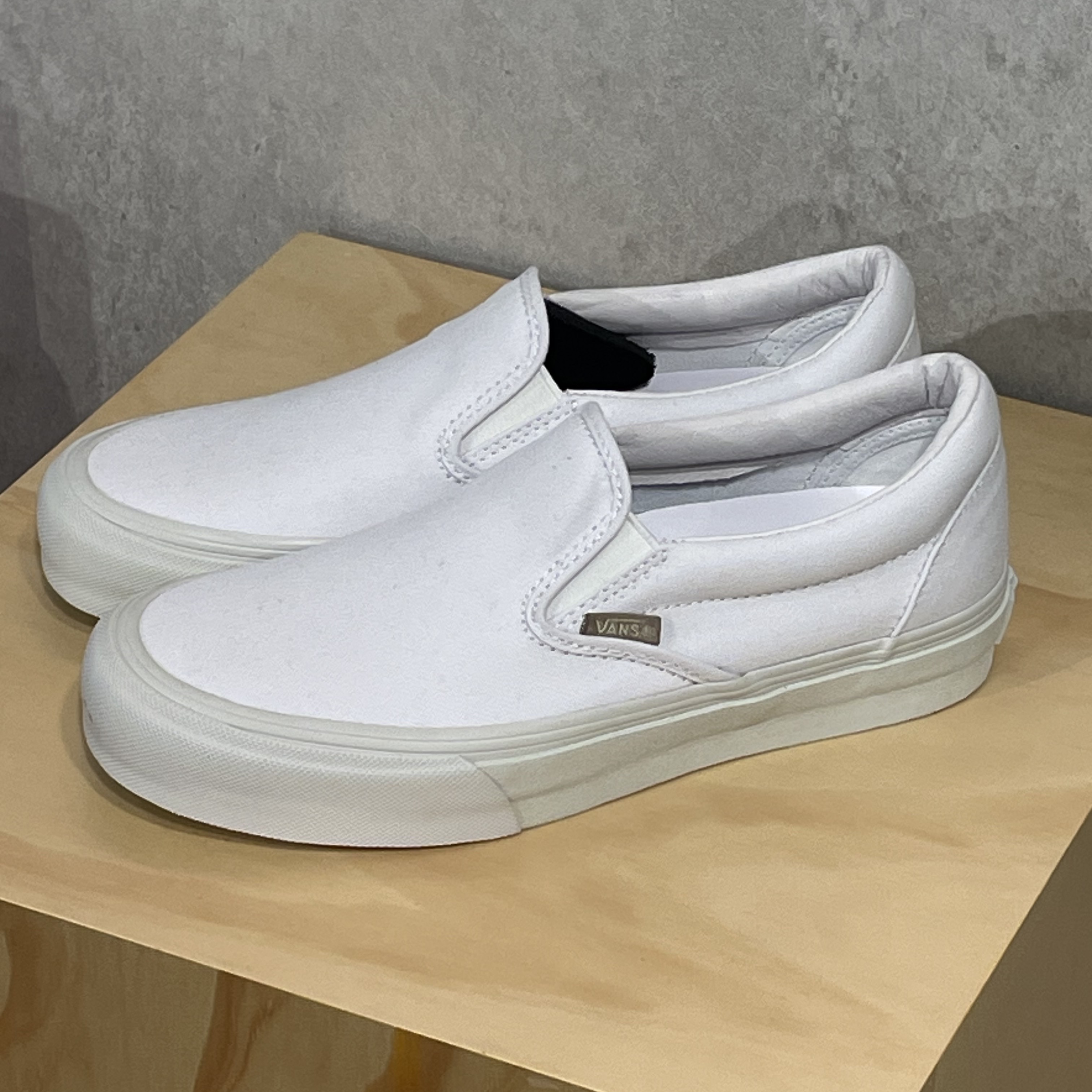 Vans x JJJJound Classic Slip-On True White 착용 스타일