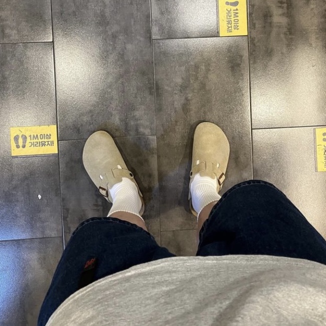 Birkenstock Boston Soft Footbed Taupe - Regular 착용 스타일