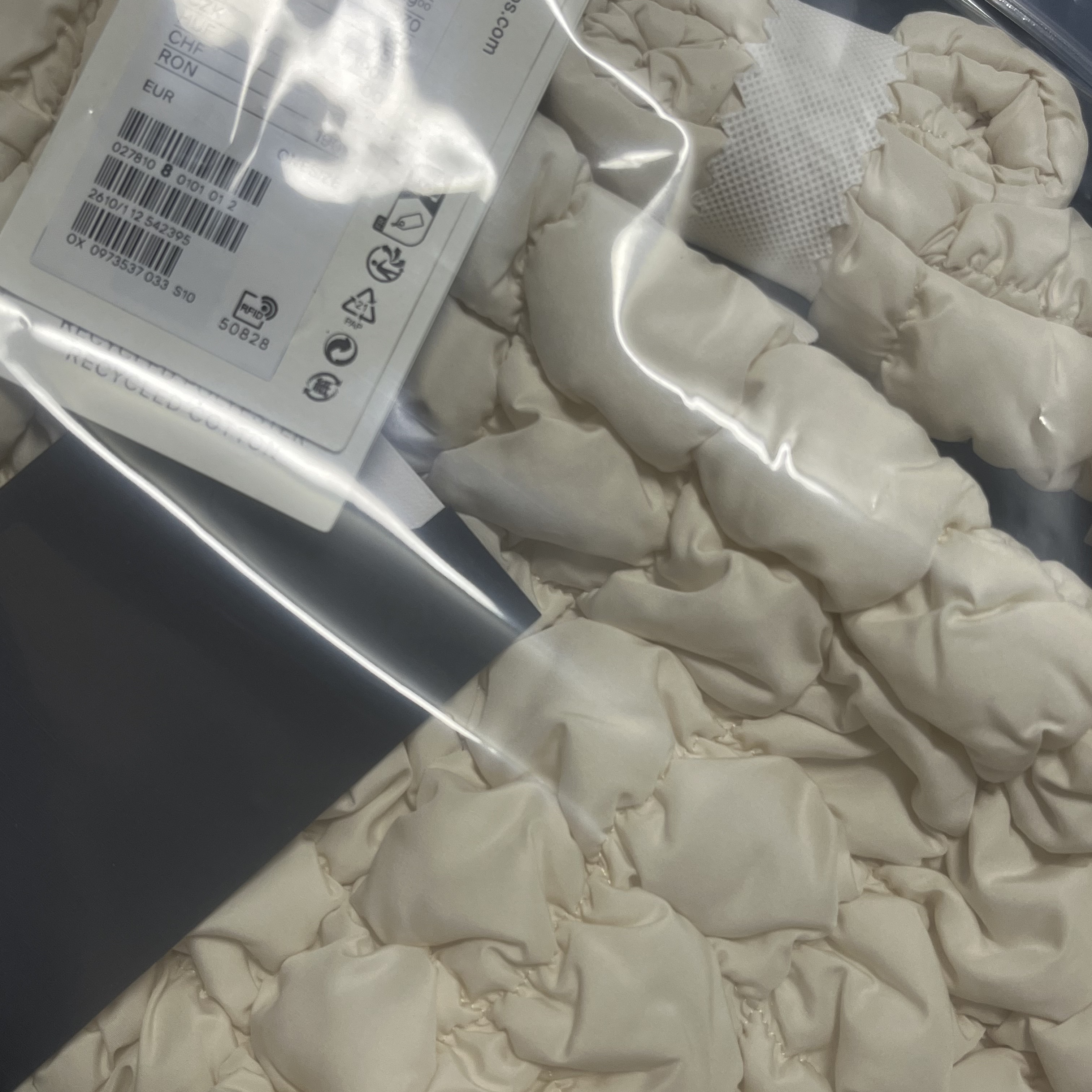 COS Quilted Mini Bag Cream 착용 스타일