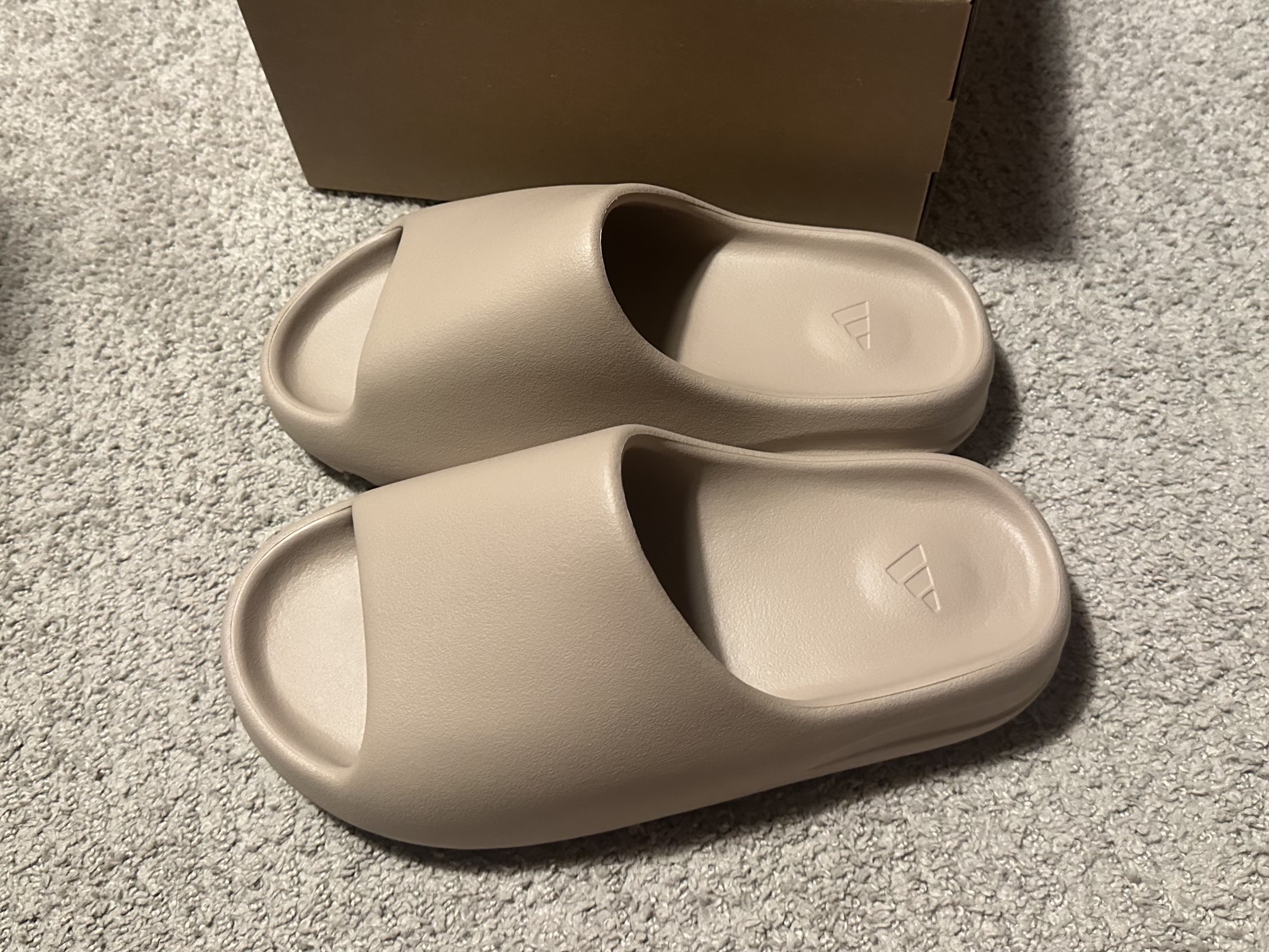 Adidas Yeezy Slide Pure - Re-Release Ver. 착용 스타일 - 1