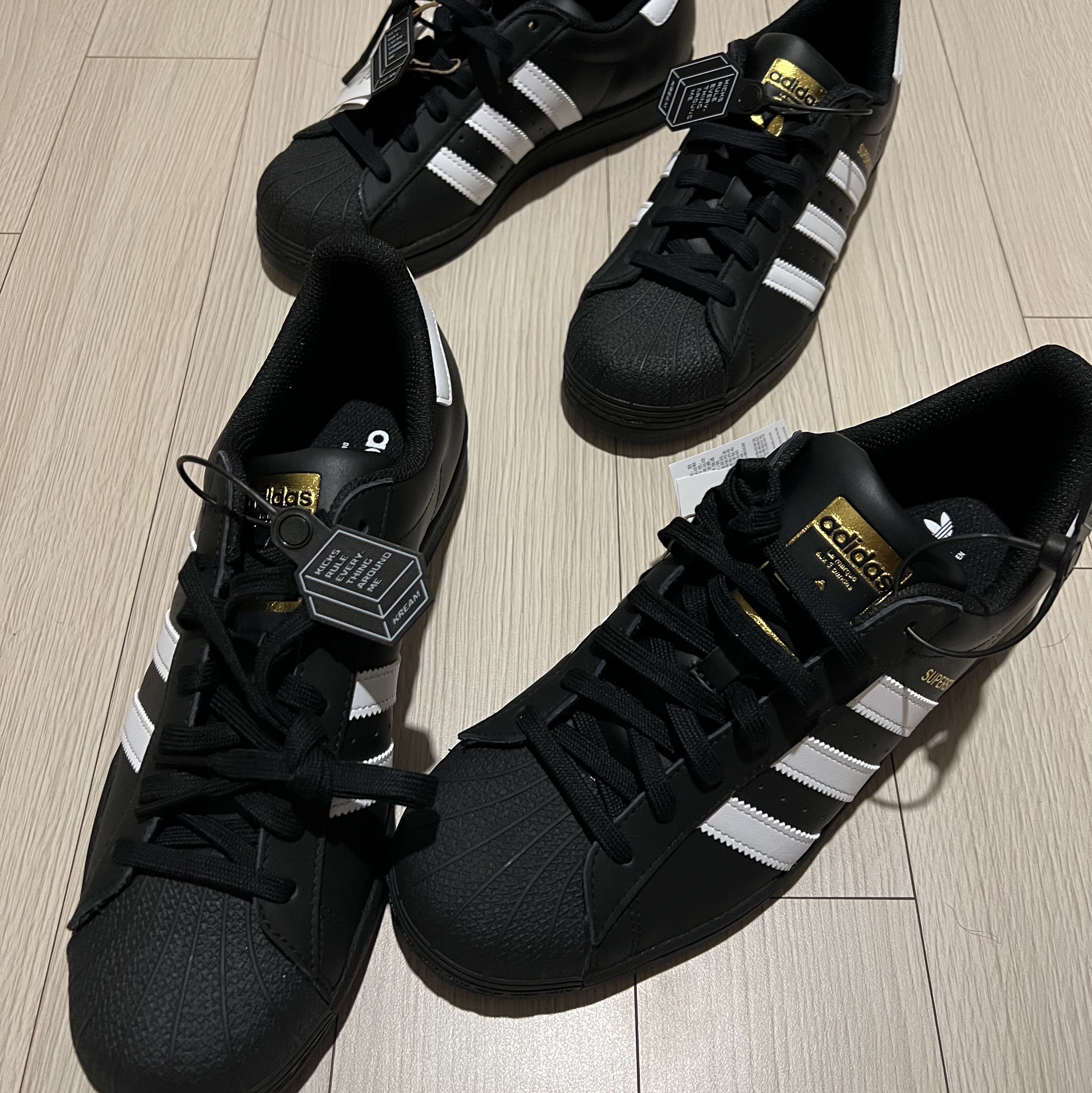 Adidas Superstar Core Black White 착용 스타일 - 2