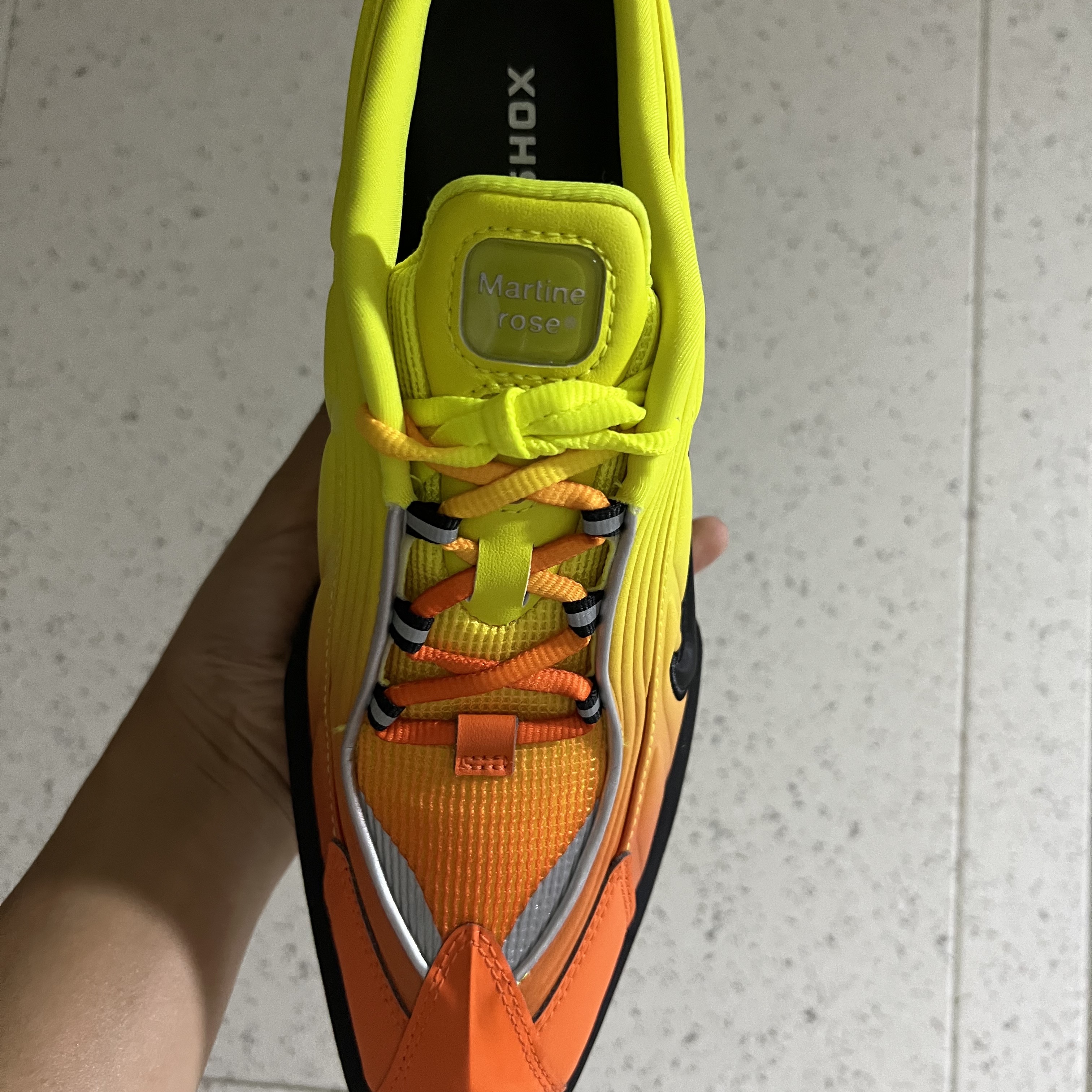 Nike x Martine Rose Shox MR4 Safety Orange 착용 스타일 - 2