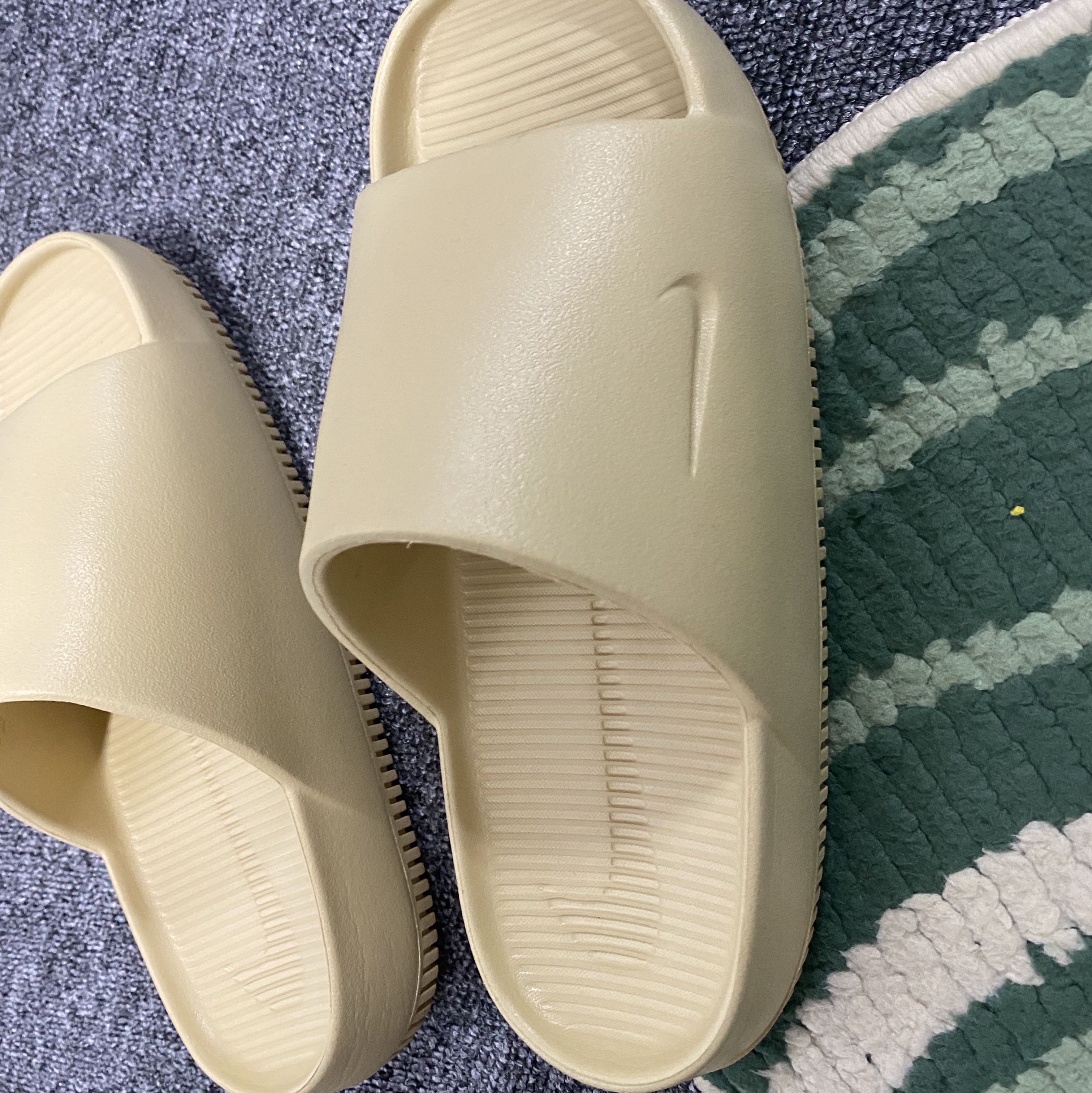 (W) Nike Calm Slide Sesame 착용 스타일 - 1