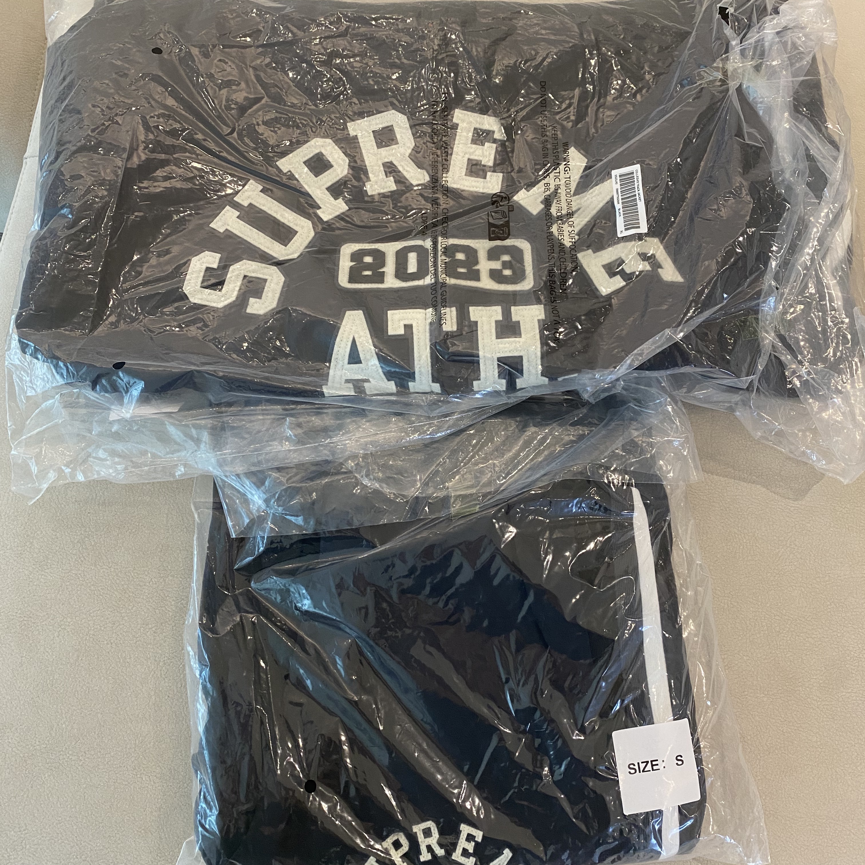 Supreme Applique Hooded Track Jacket Black - 23SS, Supreme Applique Track Pants Black - 23SS 착용 스타일