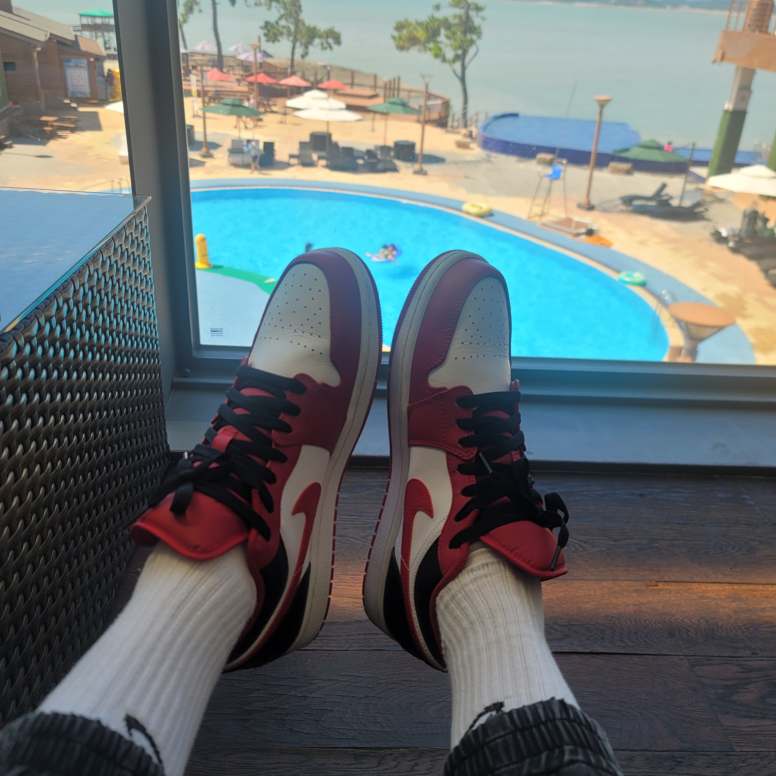 Jordan 1 Low White Gym Red Black 착용 스타일 - 2