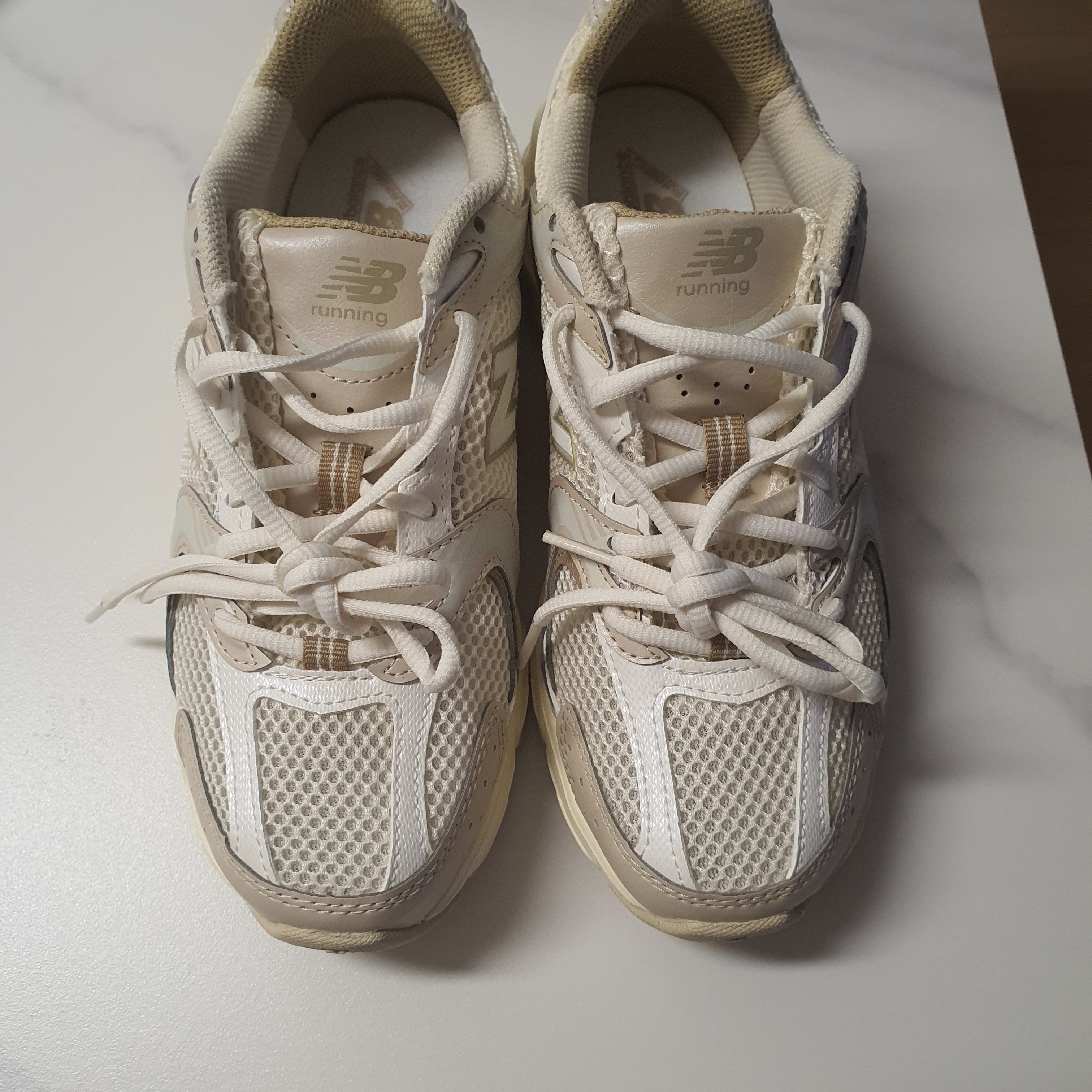 New Balance 530 Beige Angora 착용 스타일