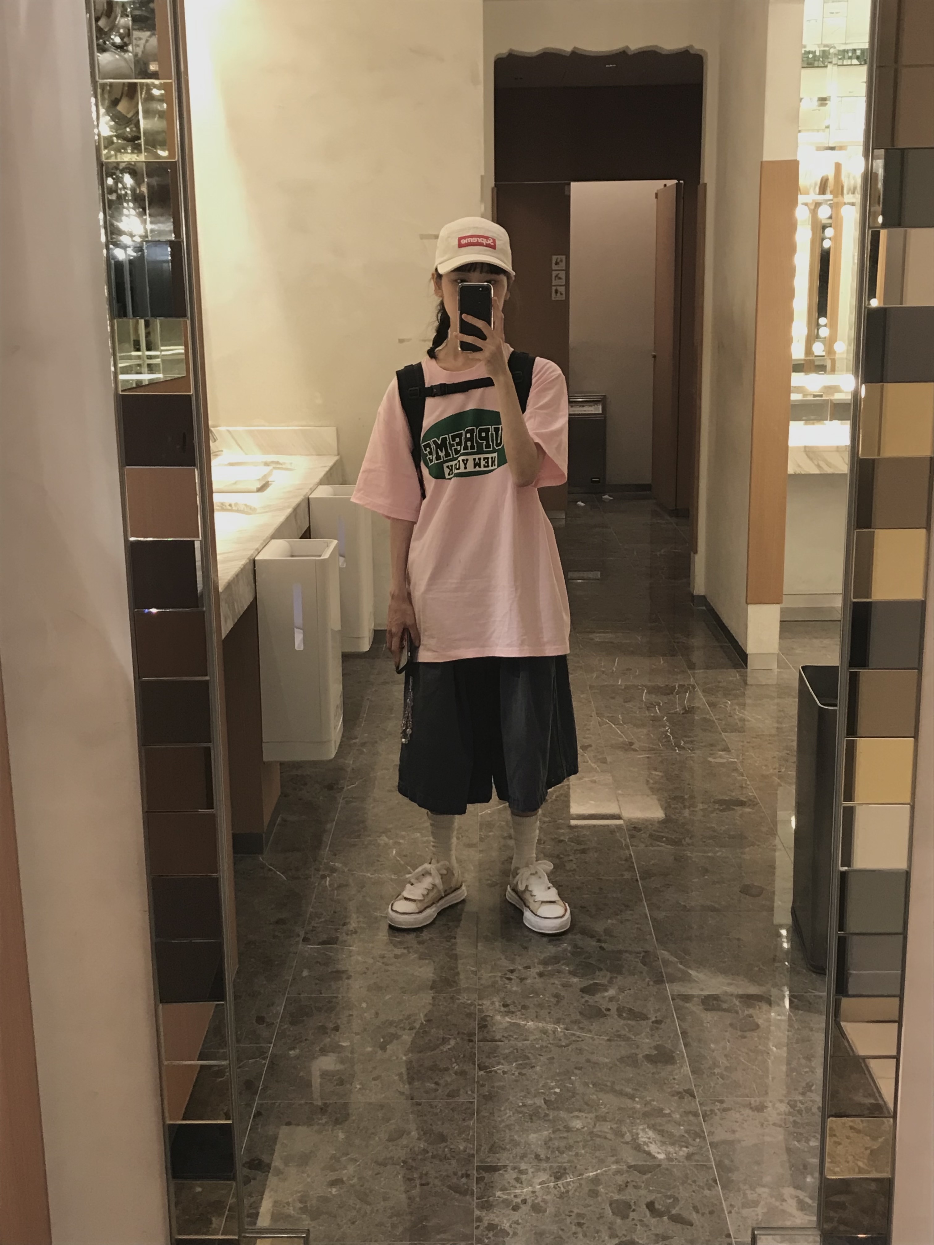 Supreme New York T-Shirt Light Pink - 23SS, Mischief Rhombus Backpack Black 착용 스타일 - 3