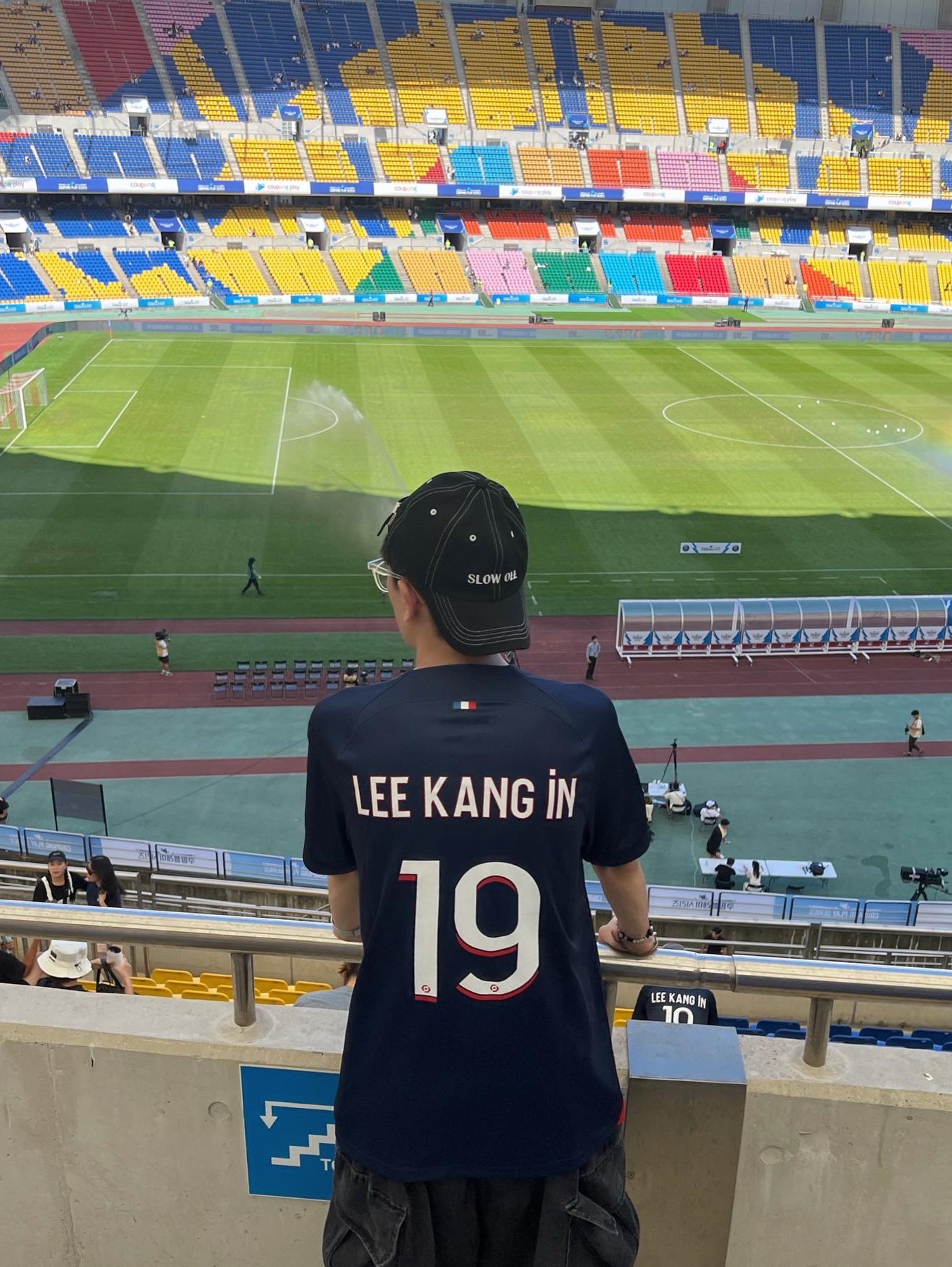 Nike Paris Saint-Germain 2023/24 Dri-Fit Stadium Home Jersey Midnight Navy (Non Marking Ver.), Stussy Fuzzy Dice Keychain Pink 착용 스타일 - 3