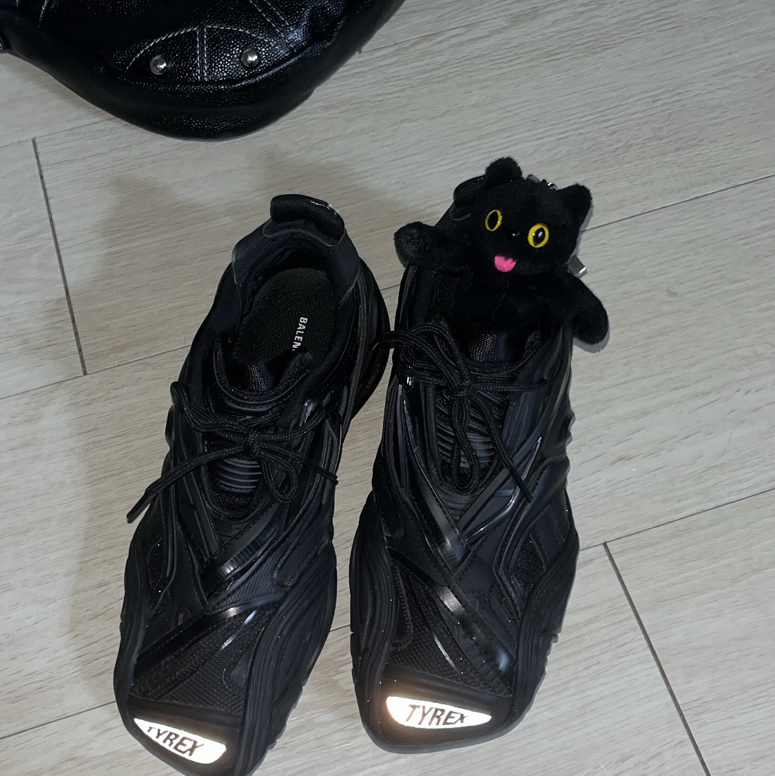 Balenciaga Tyrex Sneakers Black, Comfort Piyong Keyring Black 착용 스타일 - 3