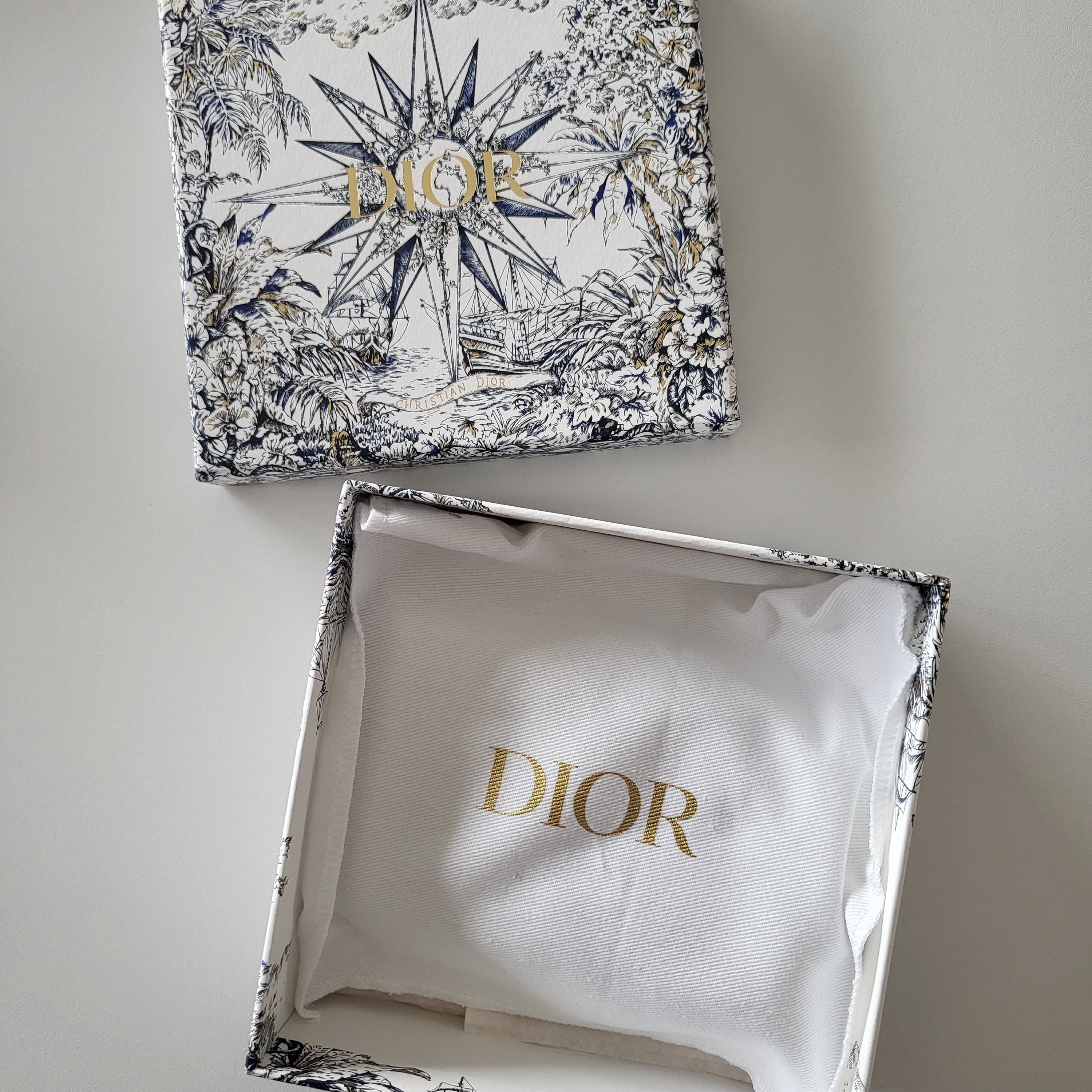 Dior Caro XS Wallet Supple Cannage Calfskin Black 착용 스타일 - 2