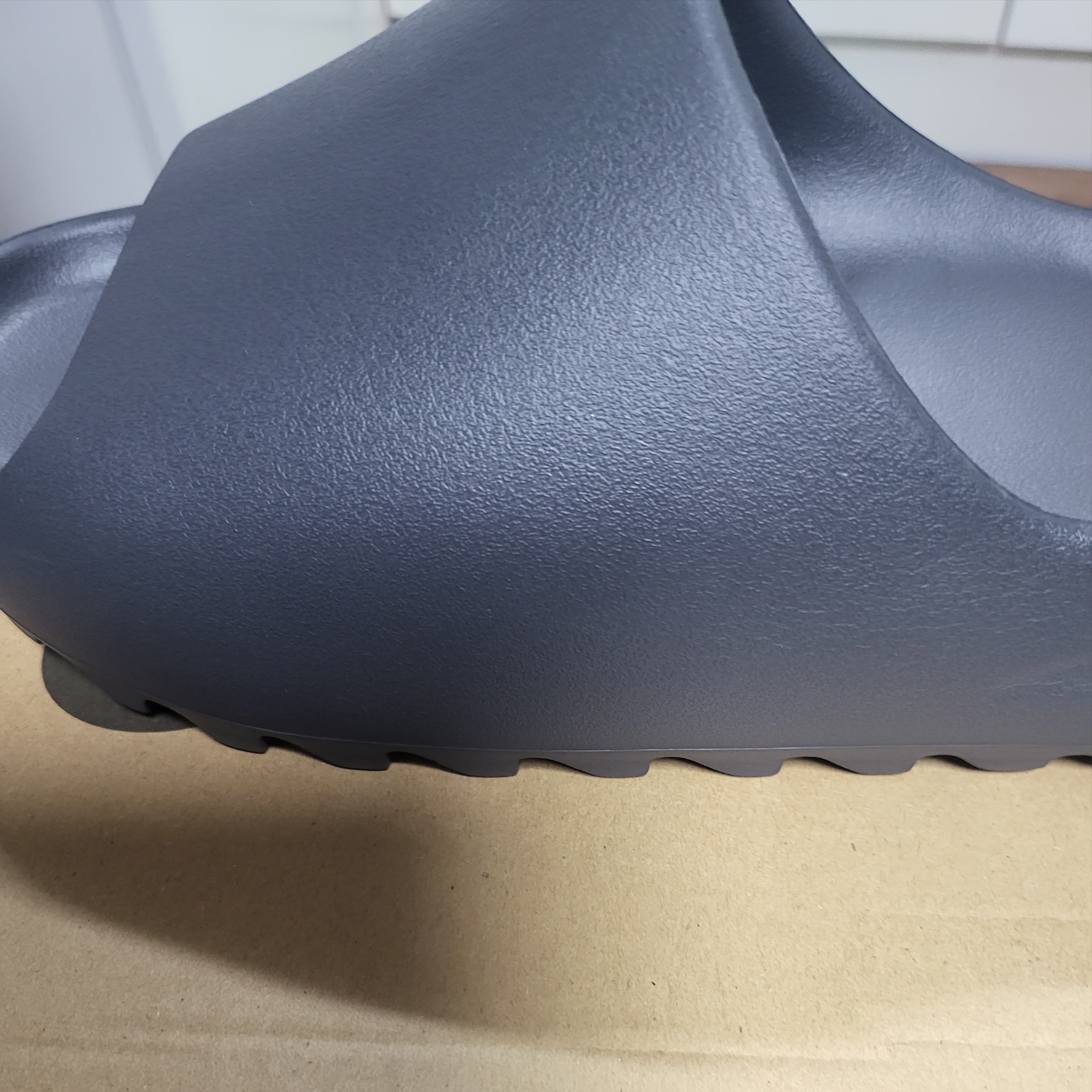 Adidas Yeezy Slide Onyx 착용 스타일