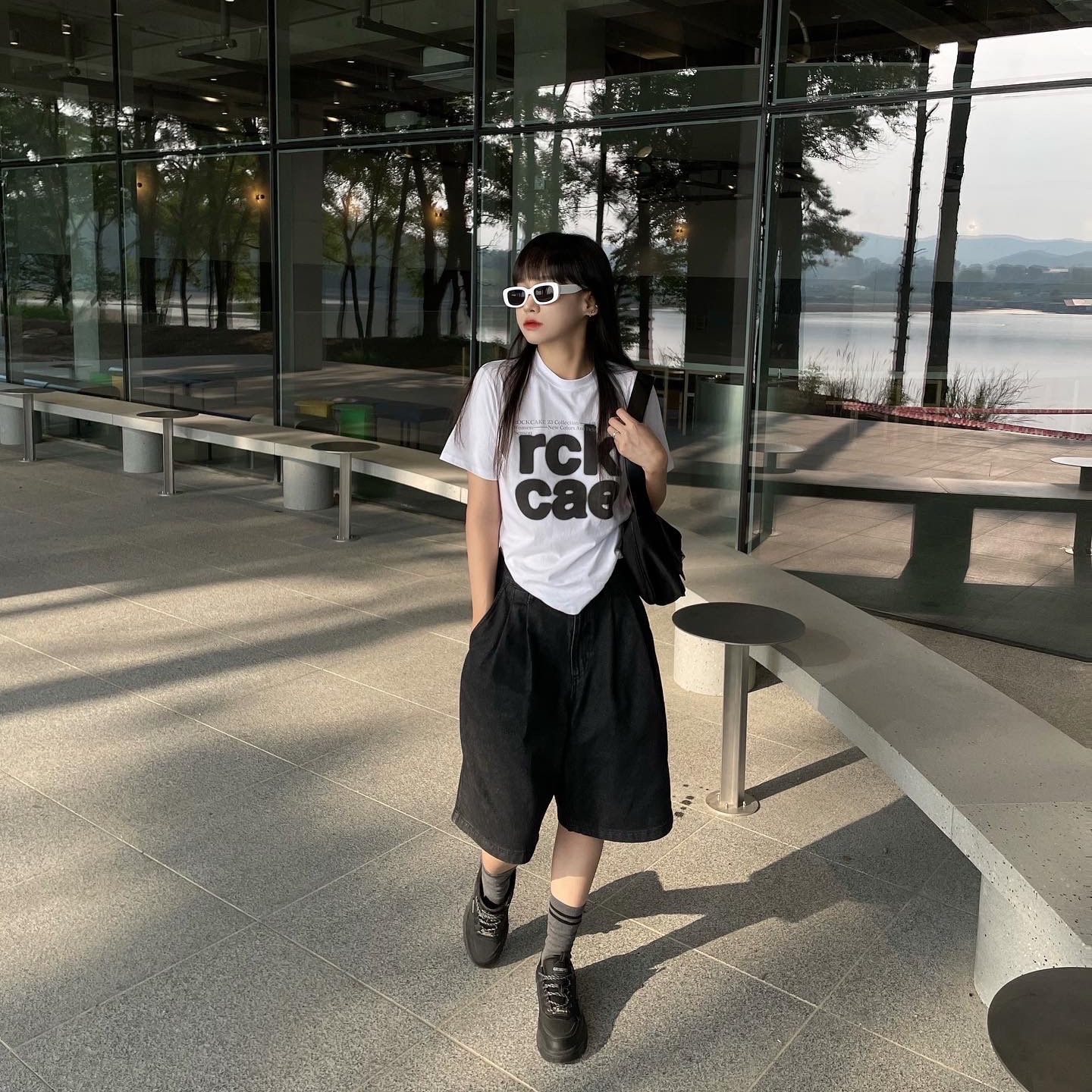 Matin Kim Big Buckle Bag Black 착용 스타일 - 3
