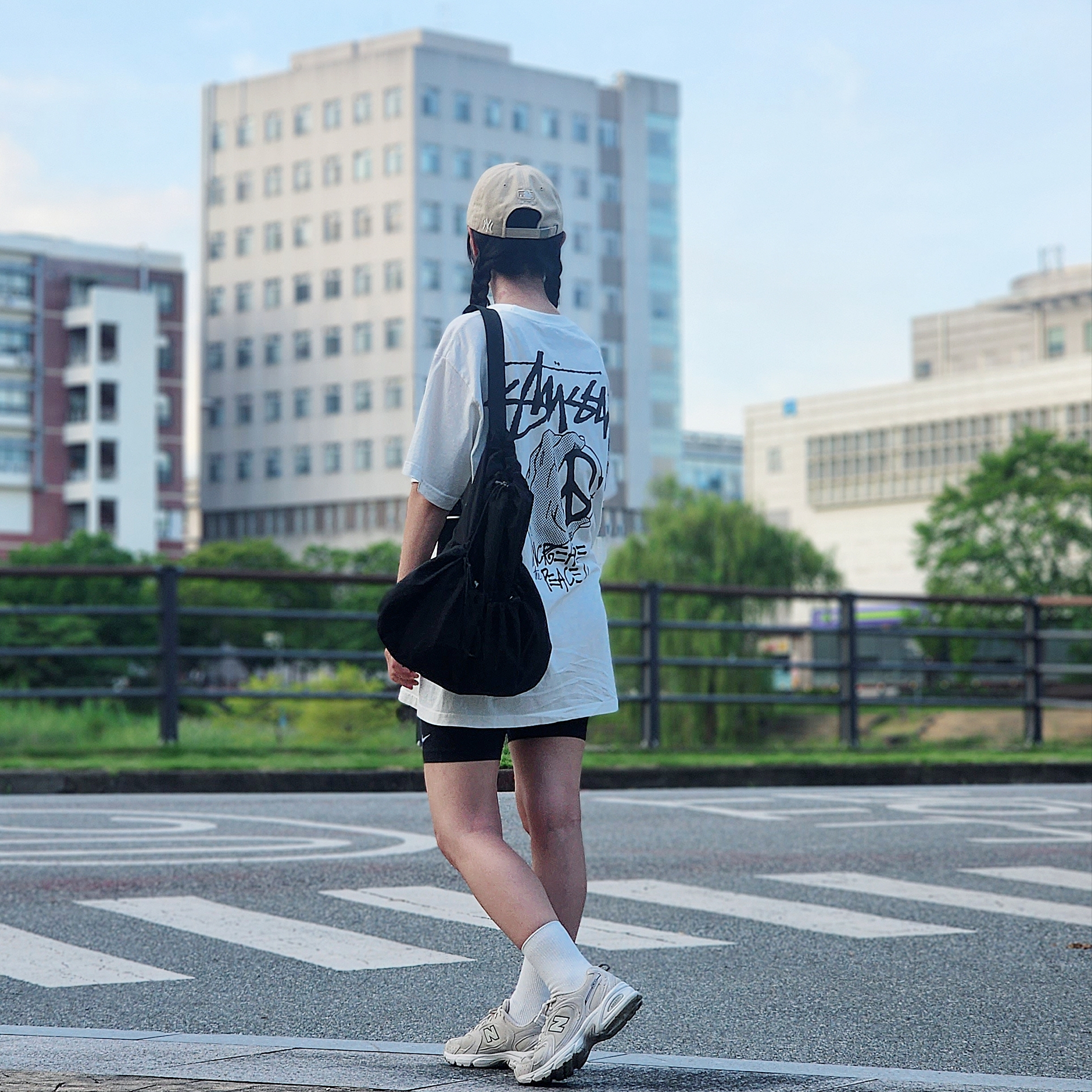 Stussy Peace Hand Pigment dyed T-Shirt Natural, New Balance 530 Ivory 착용 스타일 - 1