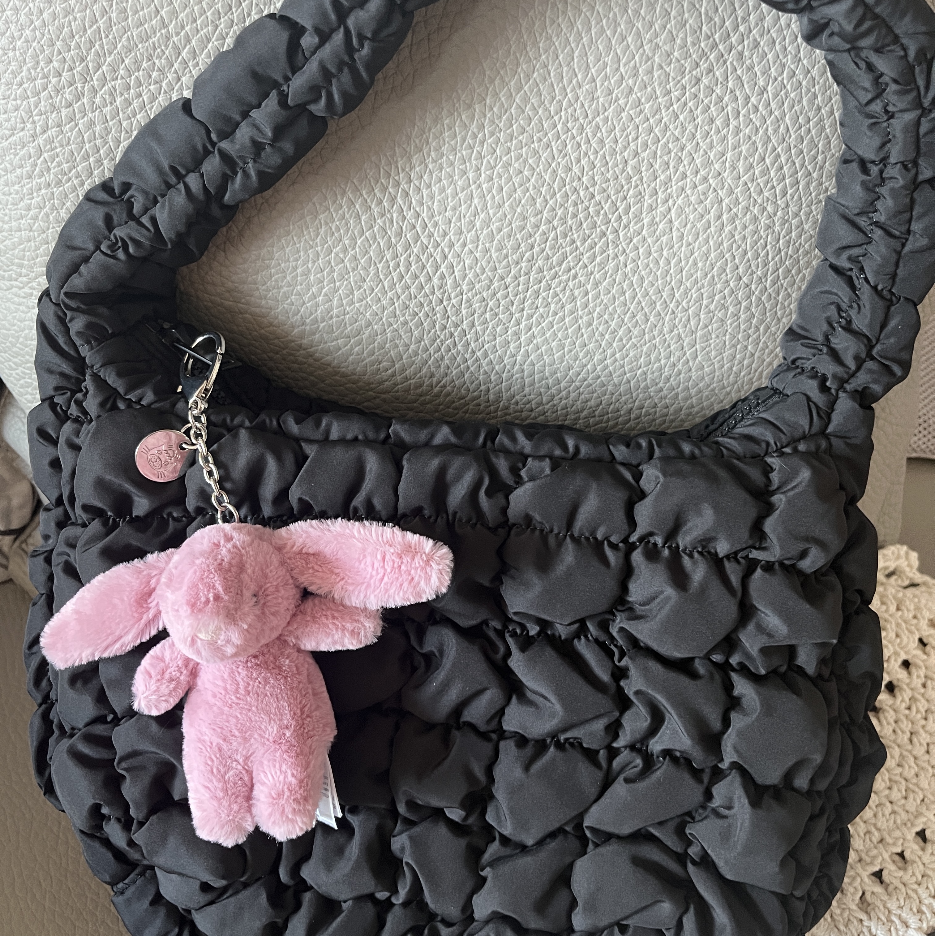 COS Quilted Mini Bag Black, Jellycat Bashful Bunny Bag Charm Tulip 착용 스타일