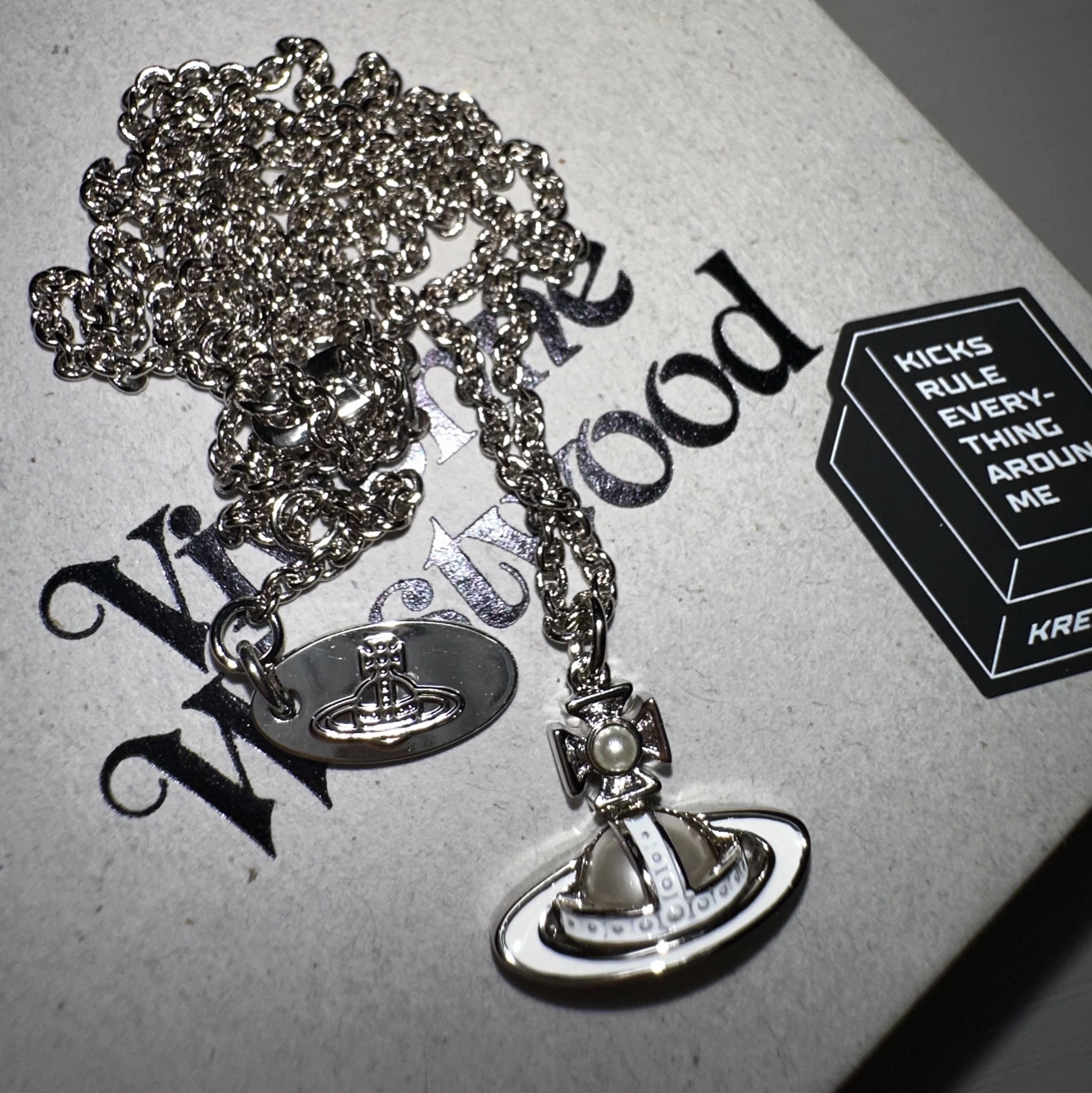 Vivienne Westwood Simonetta Bas Relief Pendant Silver 착용 스타일