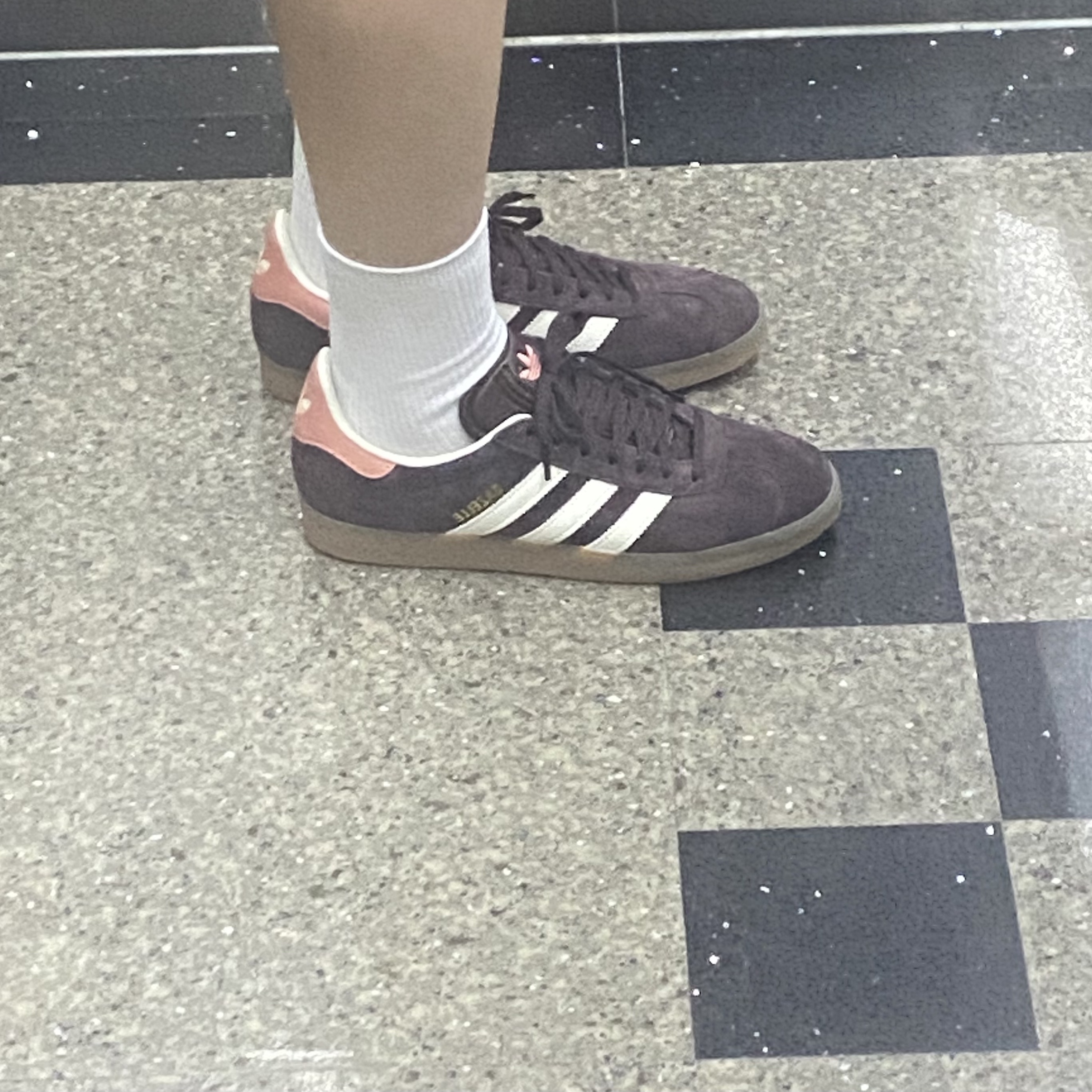 (W) Adidas Gazelle Shadow Brown 착용 스타일