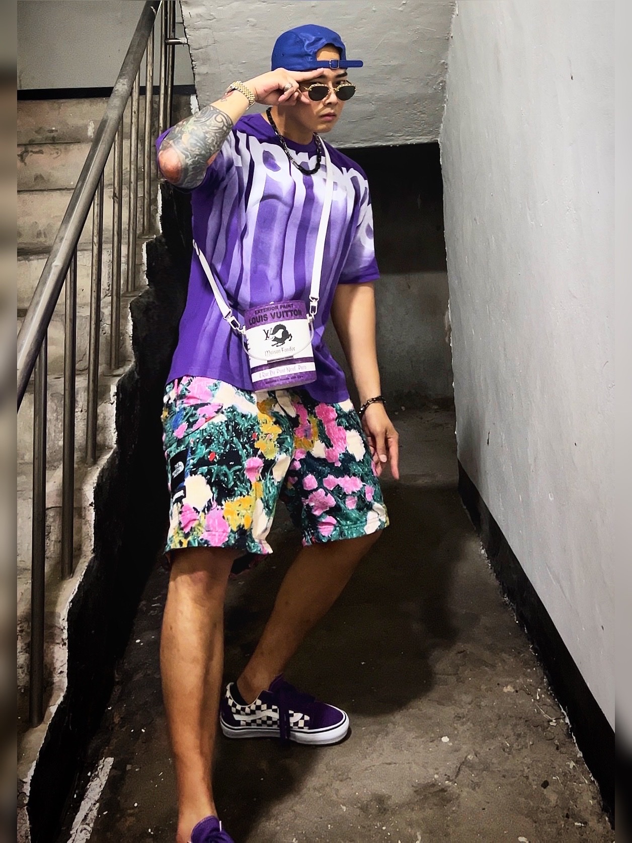 Supreme Leather Camp Cap Royal - 21SS, Supreme Bleed Logo S/S Top White - 20FW 착용 스타일 - 1