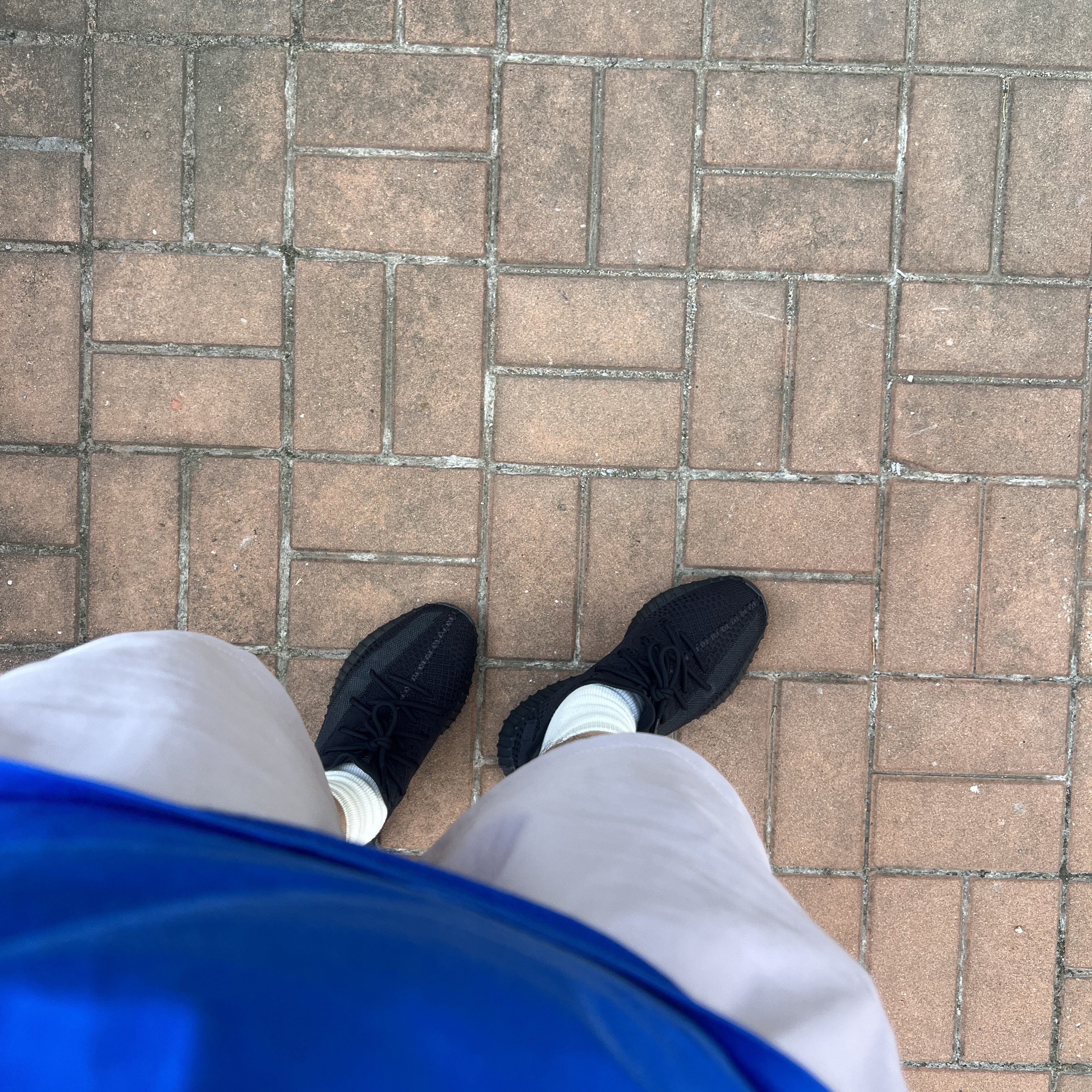 Adidas Yeezy Boost 350 V2 Onyx 착용 스타일