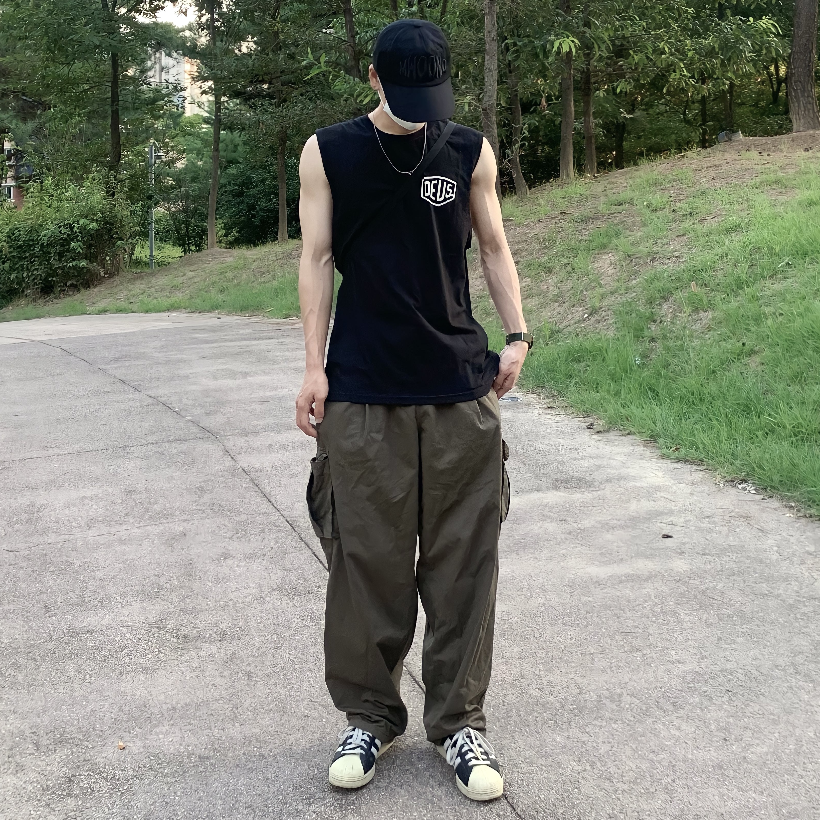 Adidas Superstar Premium Black White 착용 스타일 - 1