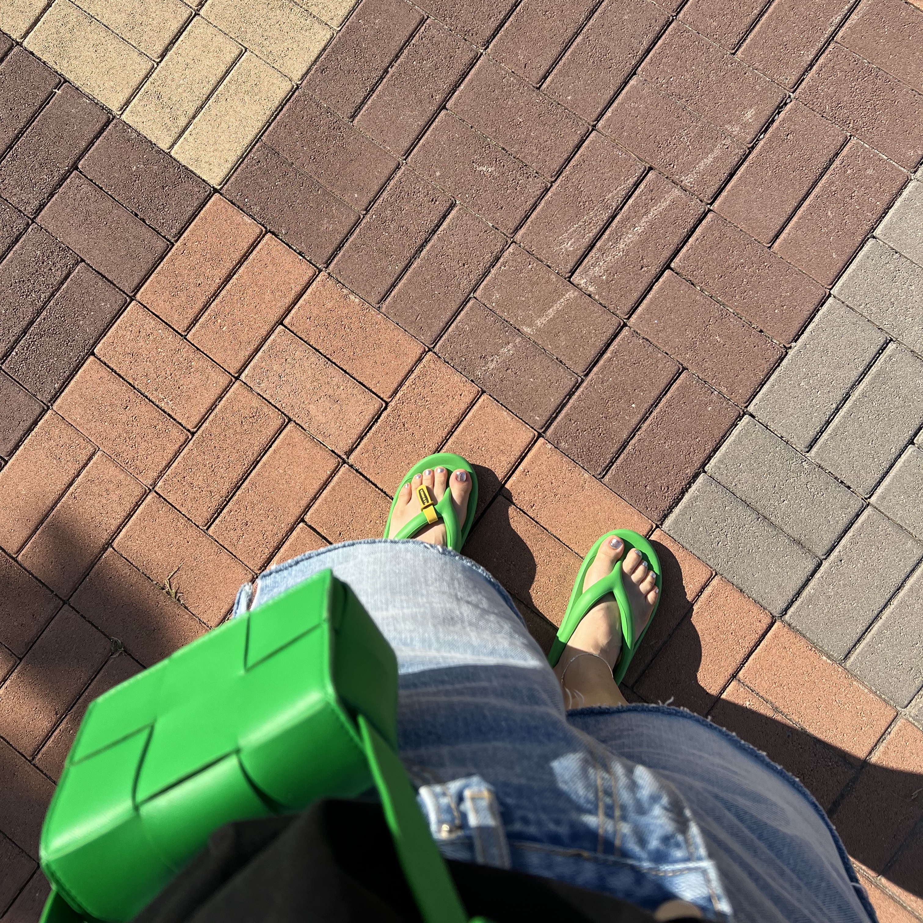 Bottega Veneta Mini Leather Cassette Parakeet, Taw&Toe Flip Flop Zerovity OG Light Silver 착용 스타일 - 1