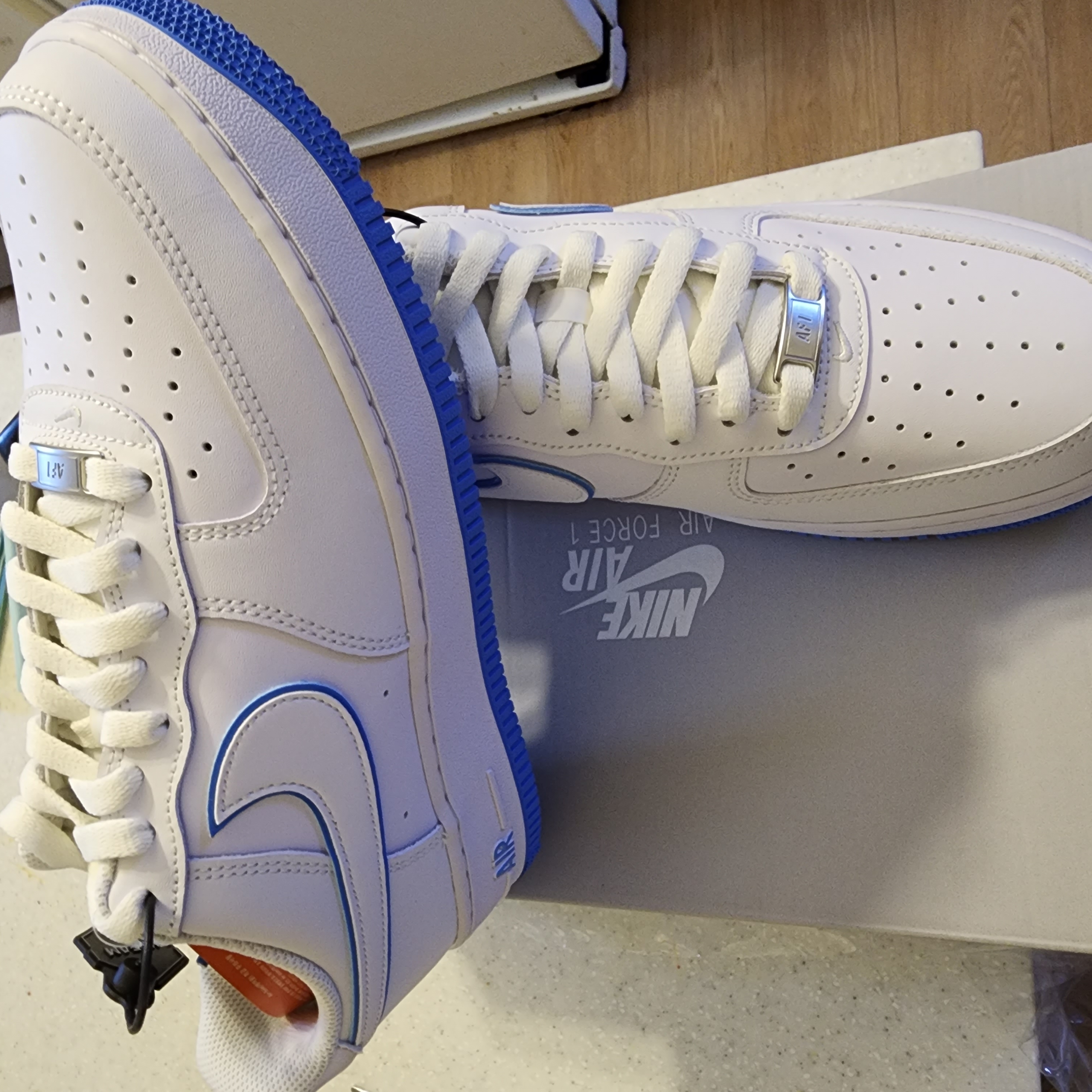 Nike Air Force 1 '07 White University Blue 착용 스타일 - 4