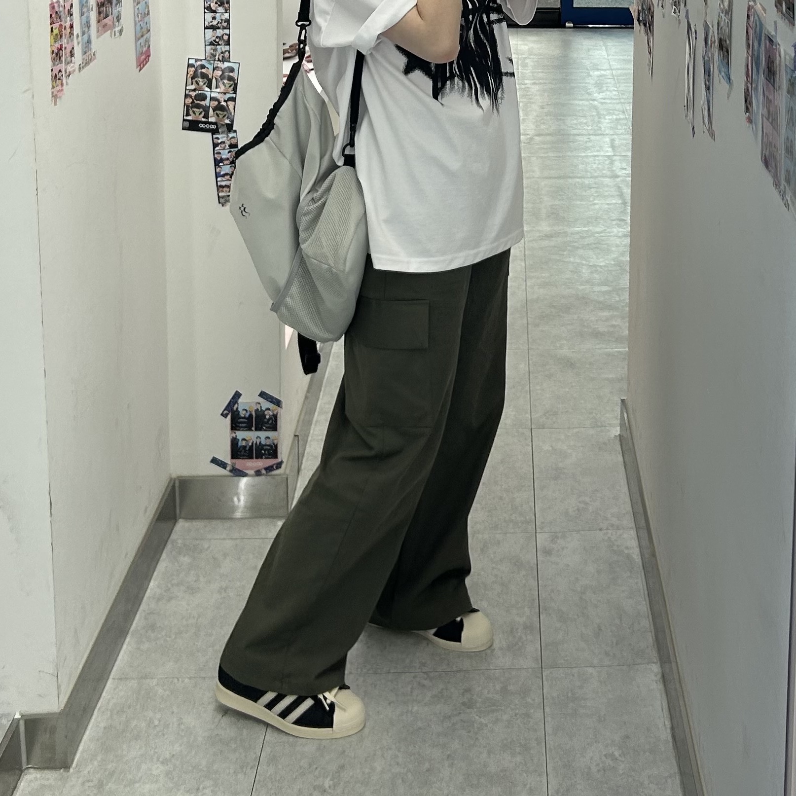 Adidas Superstar 82 Black White 착용 스타일 - 3