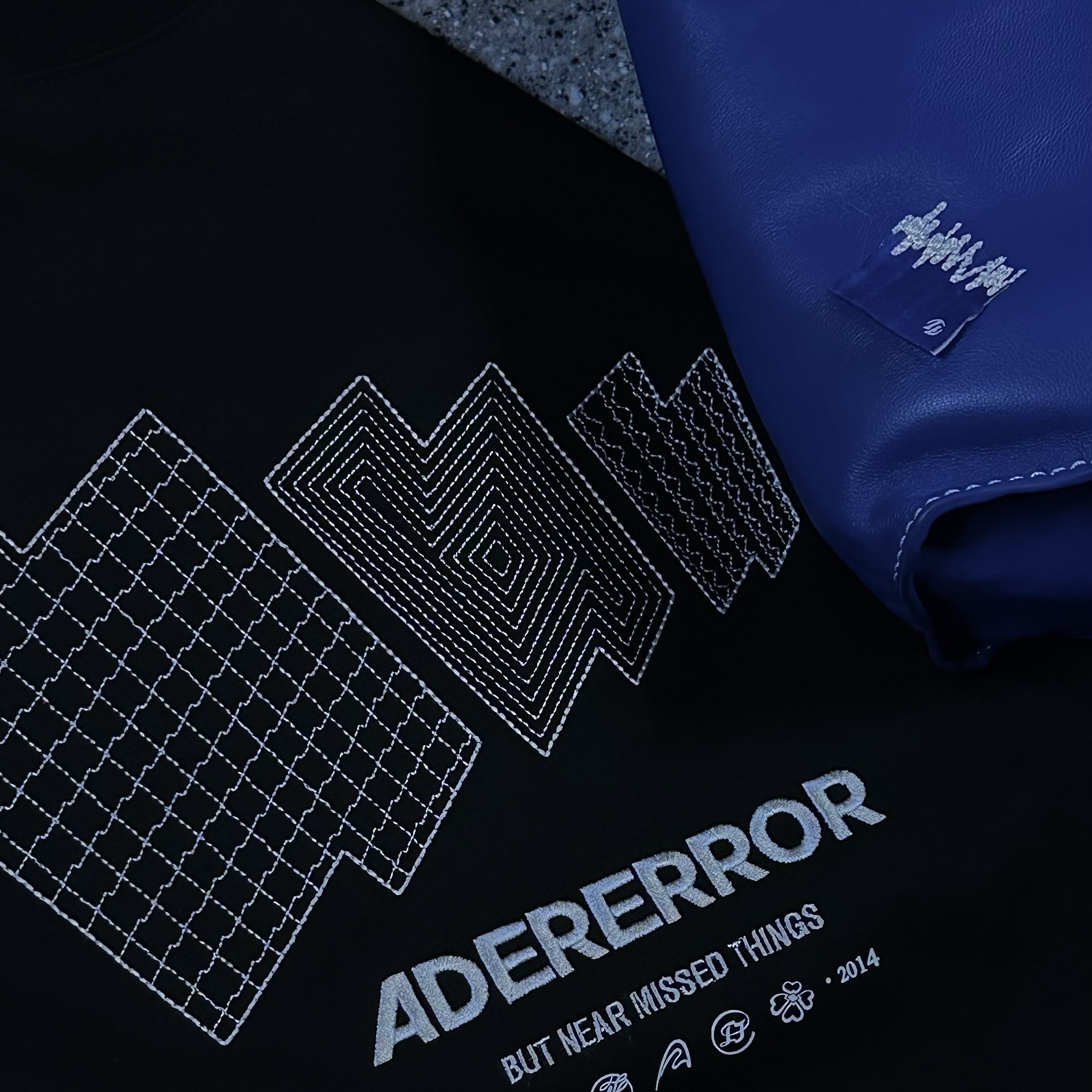 Ader Error TTS T-Shirt Noir, Ader Error x Zara Leather Shoulder Bag Blue 착용 스타일