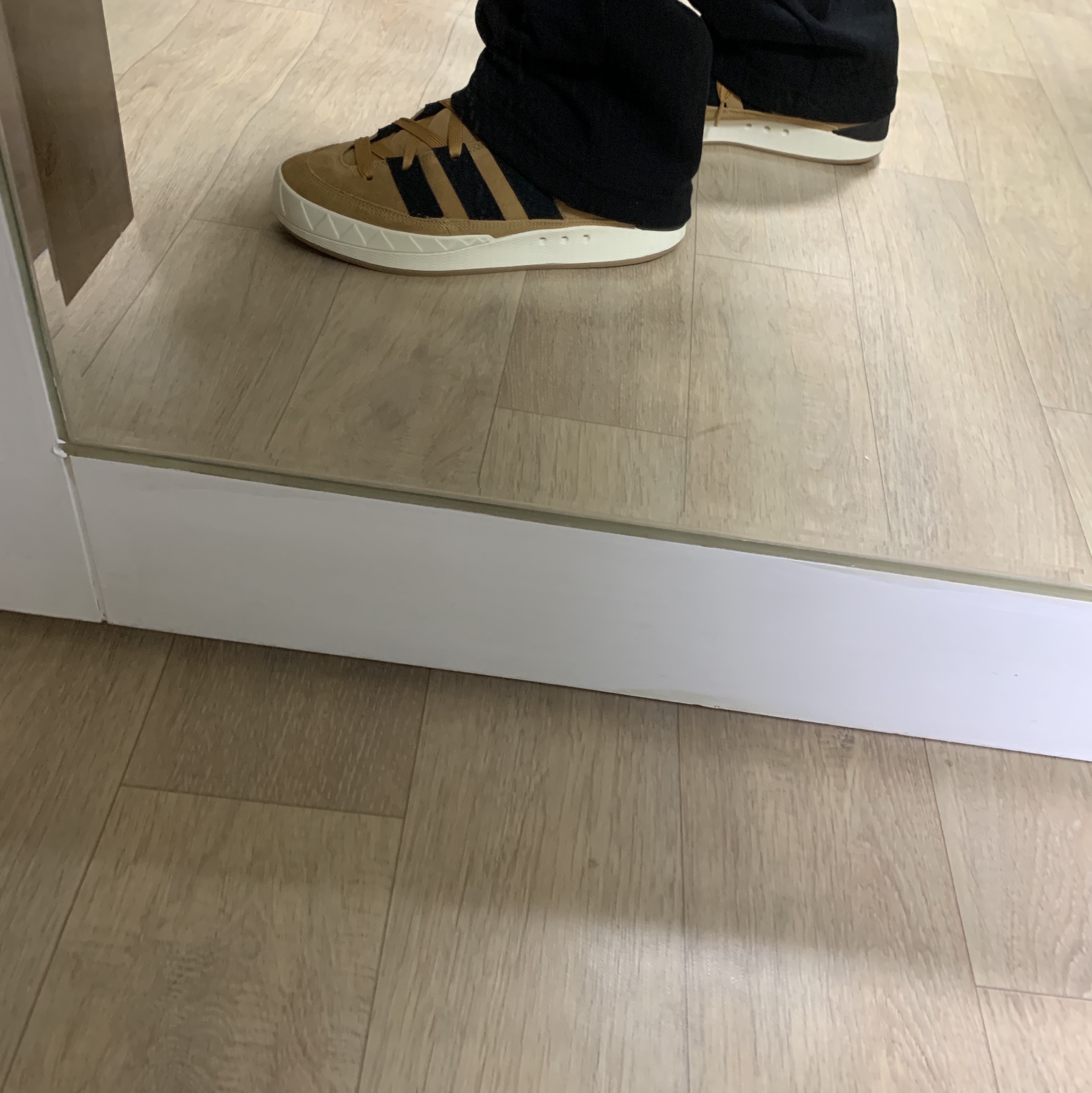 Adidas x Atmos Adimatic OG Shoebox 착용 스타일 - 2