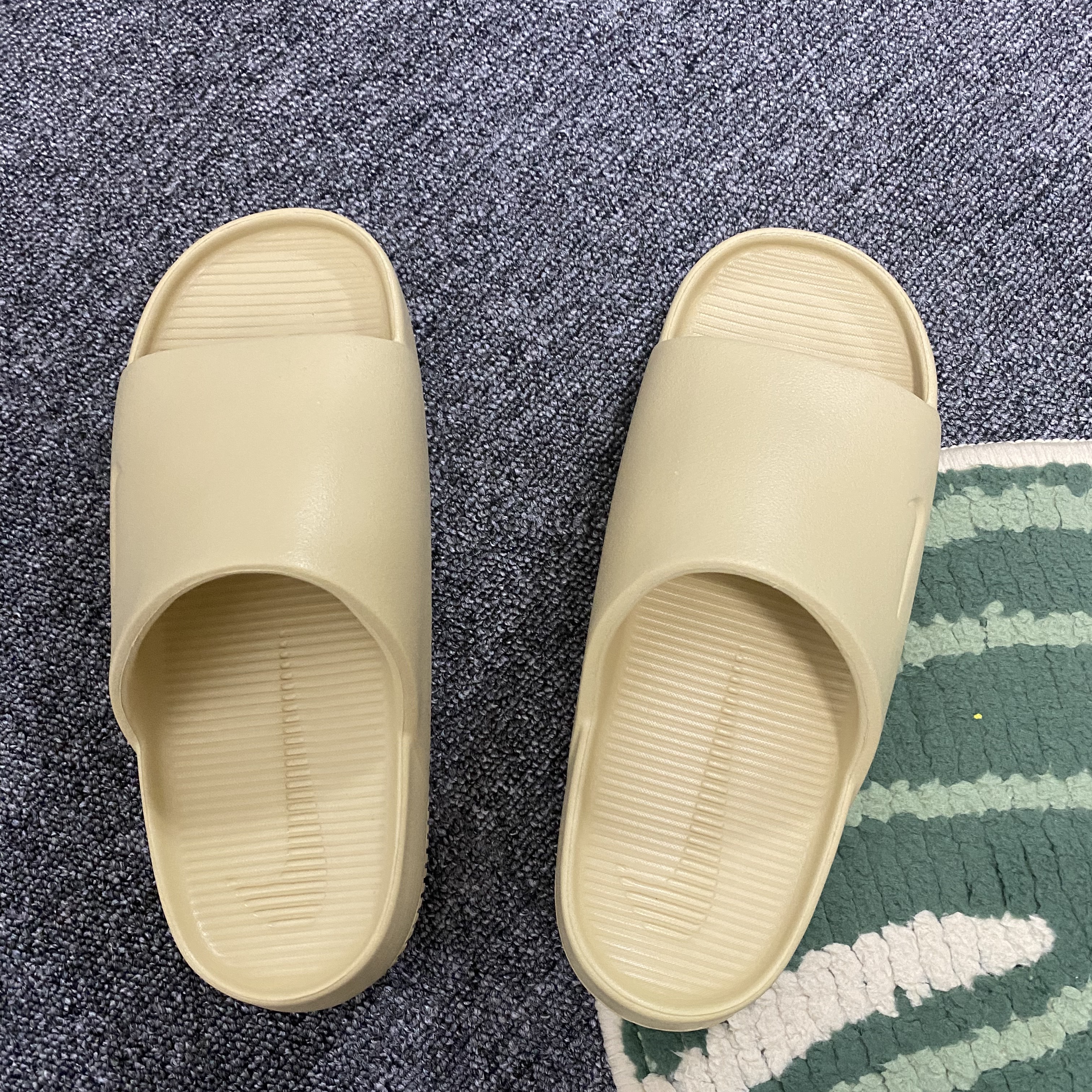 (W) Nike Calm Slide Sesame 착용 스타일 - 2