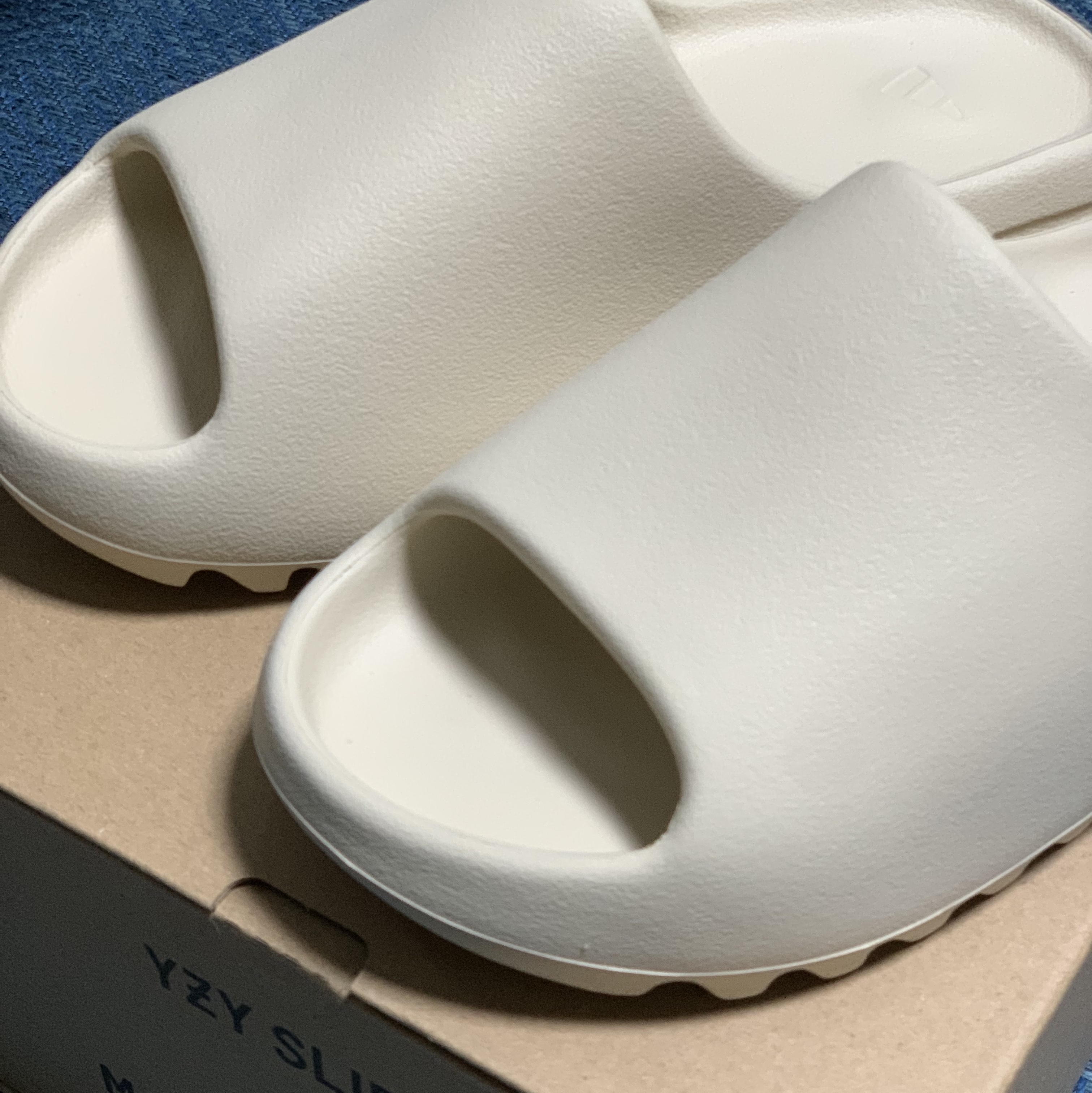 Adidas Yeezy Slide Bone 2022/2023 착용 스타일 - 1