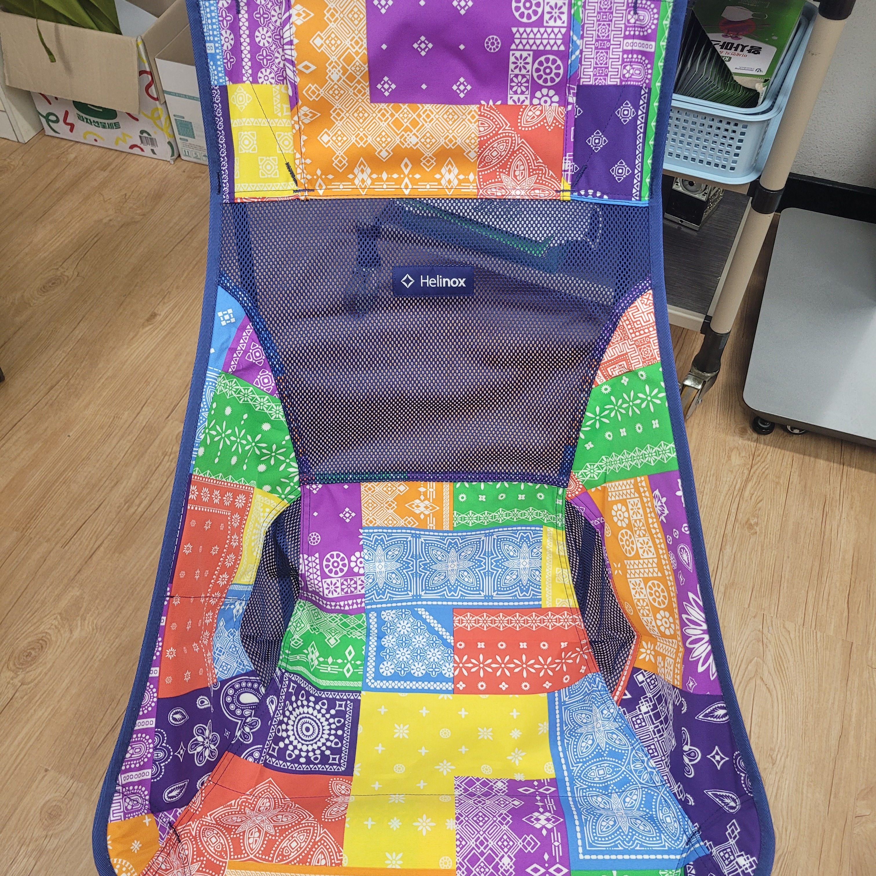 Helinox Sunset Chair Rainbow Bandana Quilt 착용 스타일 - 1