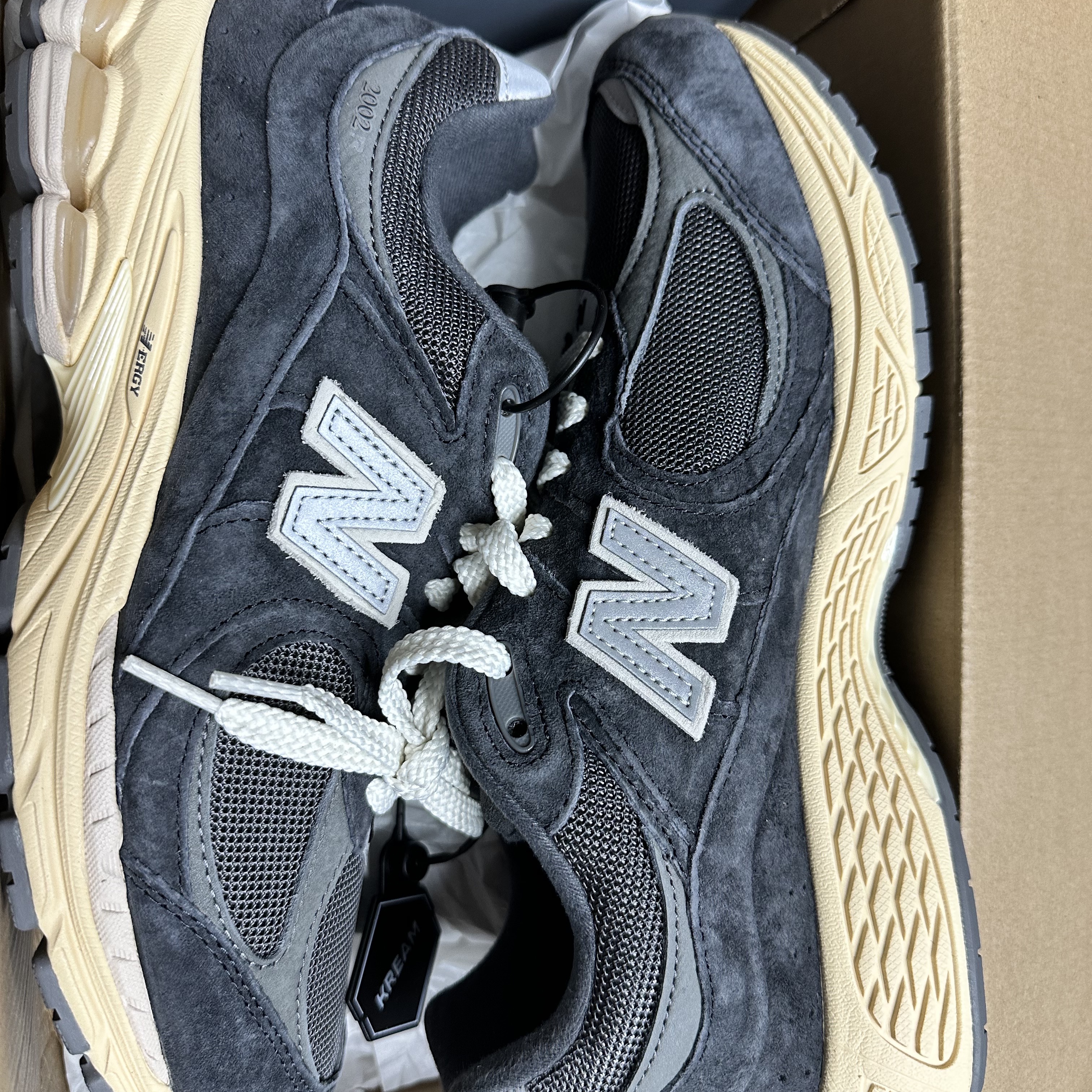 New Balance 2002R Special Vintage Black Grey 착용 스타일