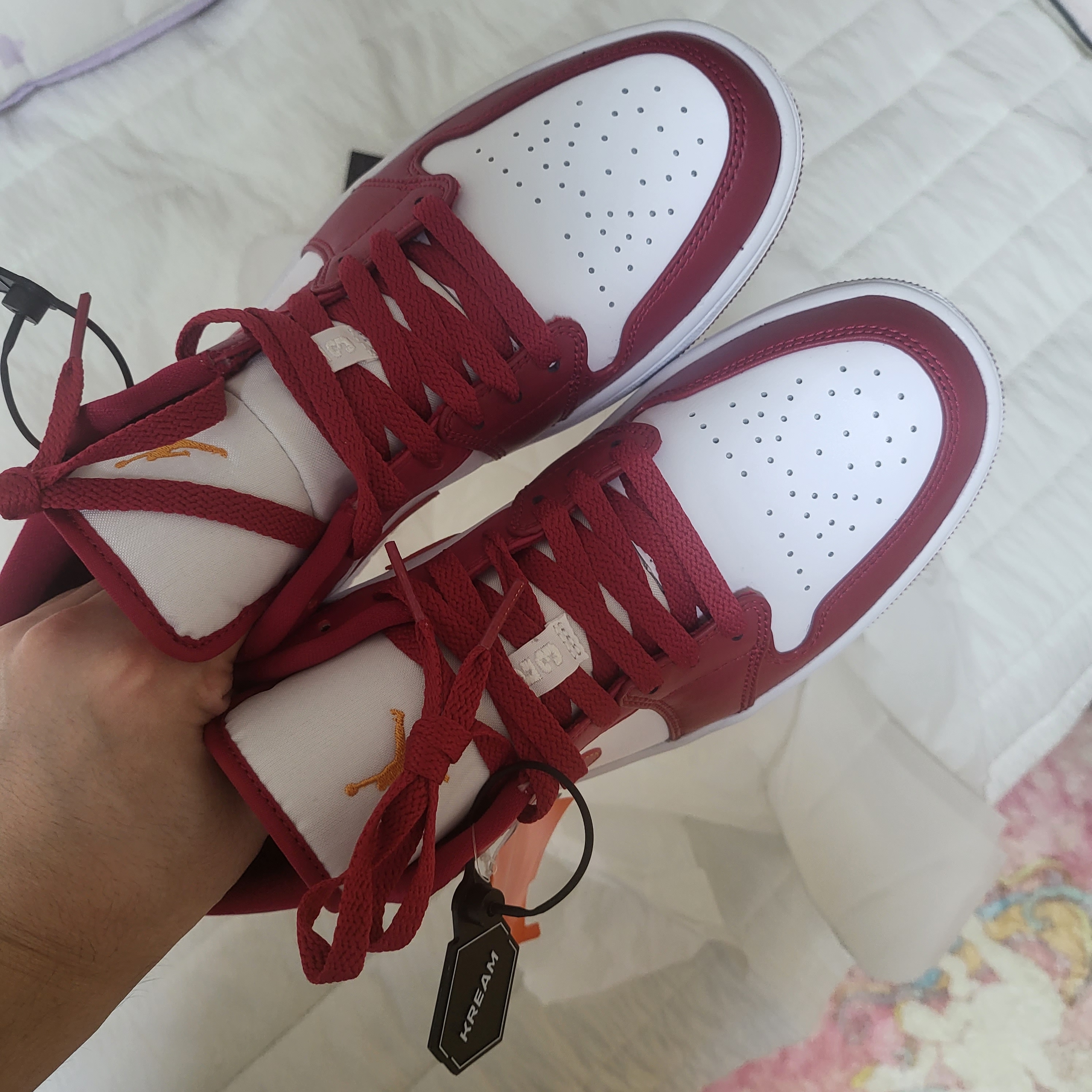 Jordan 1 Low Cardinal Red 착용 스타일 - 3