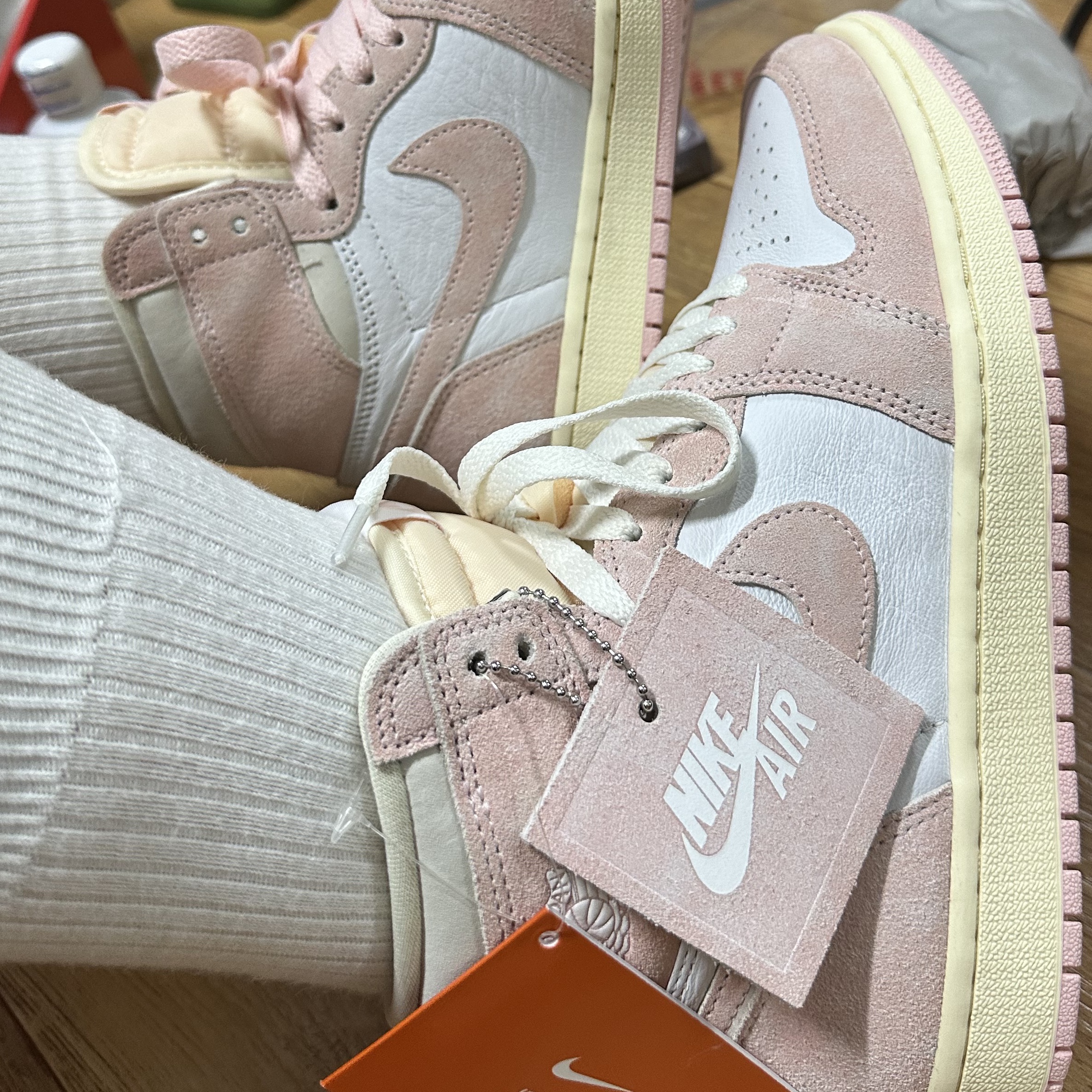 (W) Jordan 1 Retro High OG Coconut Milk and Sail 착용 스타일 - 4