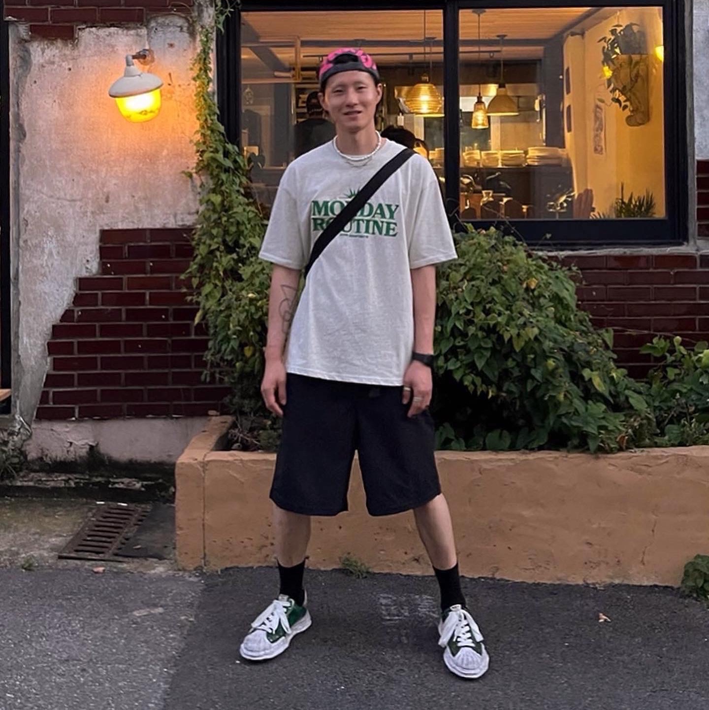 Maison Mihara Yasuhiro Blakey OG Sole Brushed Patent Low-top Sneakers Green, Maison Margiela Glam Slam Leather Shoulder Bag Black 착용 스타일 - 1