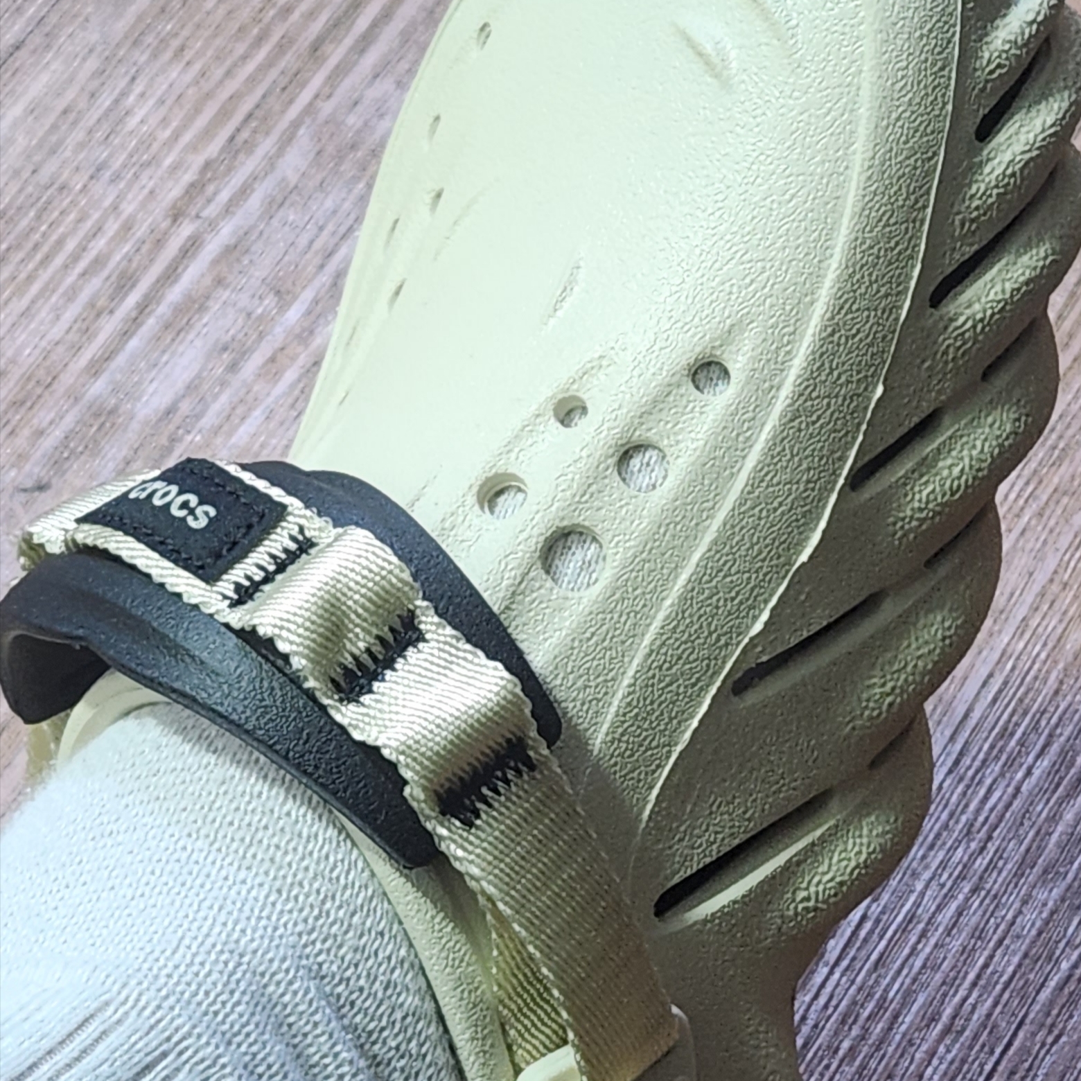 Crocs Echo Clog Bone Black 착용 스타일