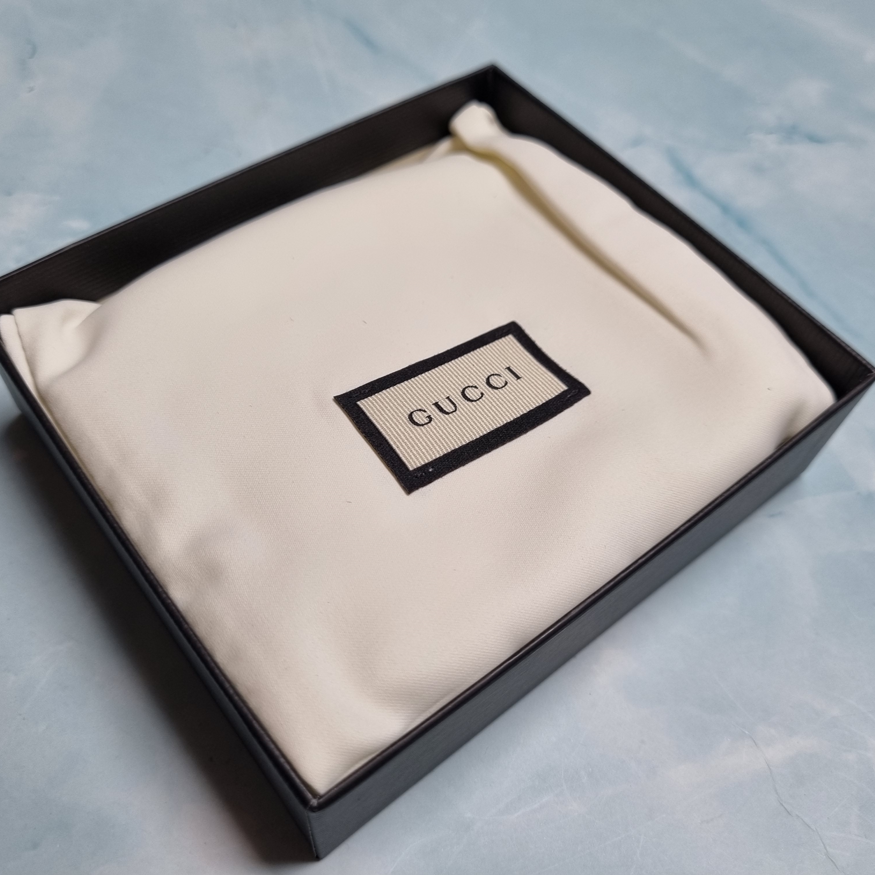 Gucci Micro GG Ssima Bi-Fold Wallet Black 착용 스타일 - 3