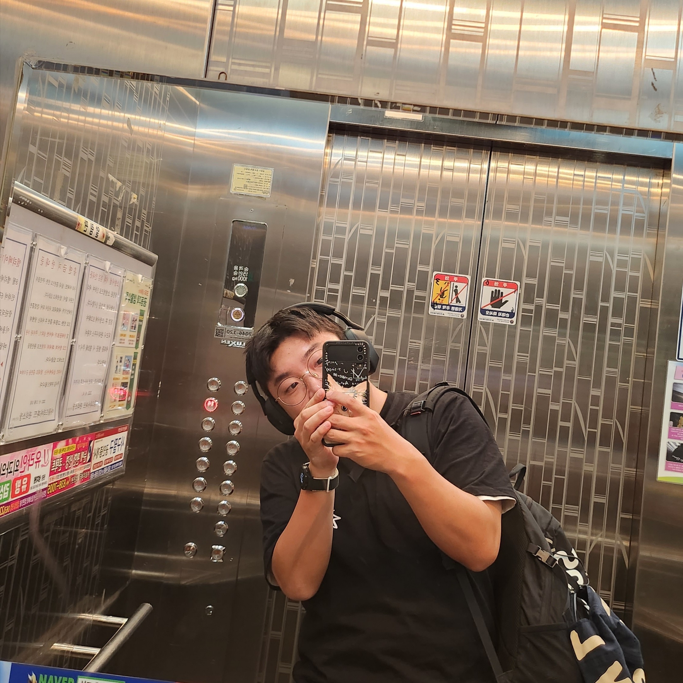 Sony WH-1000XM5 Black (Korean Ver.), Stussy Diced Out T-Shirt Black 착용 스타일