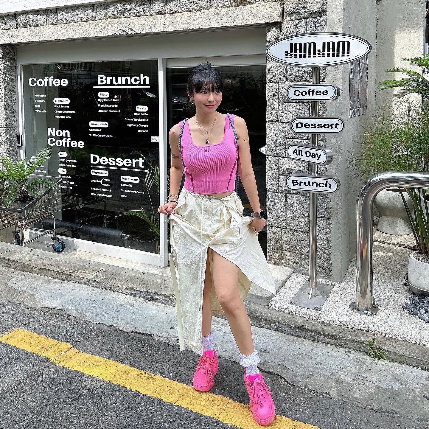 (W) Adidas Osade Pink Fusion 착용 스타일 - 2