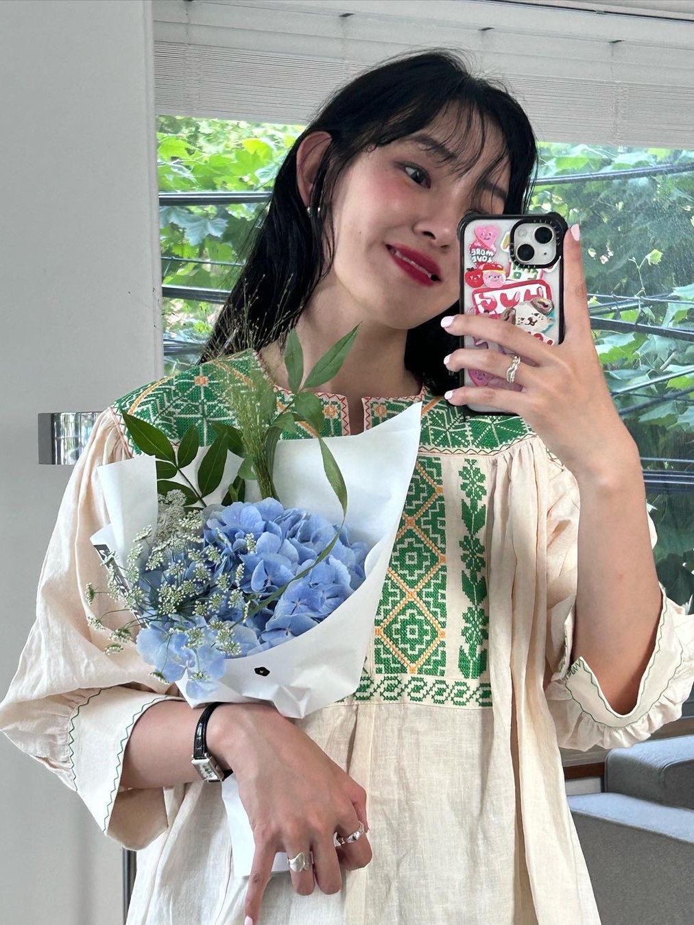 Green Butter Women Bohemian Needlework Linen Blouse Green 착용 스타일 - 2