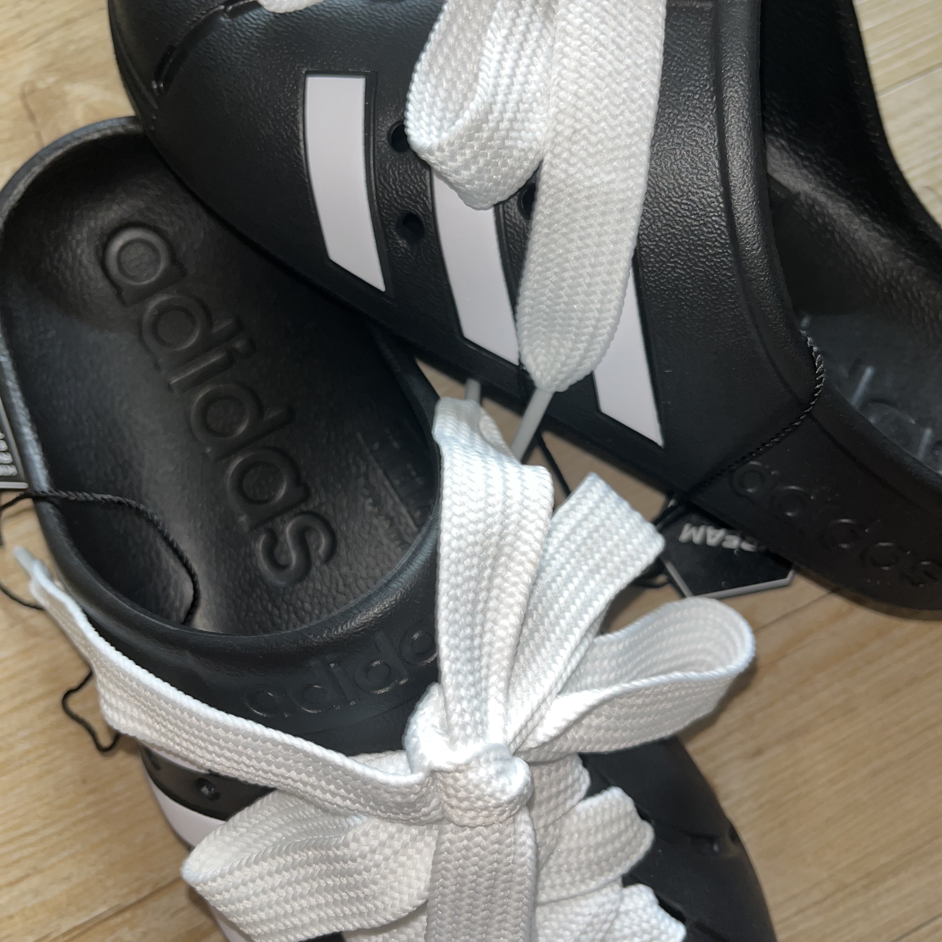 Adidas Adilette Clog Black White 착용 스타일