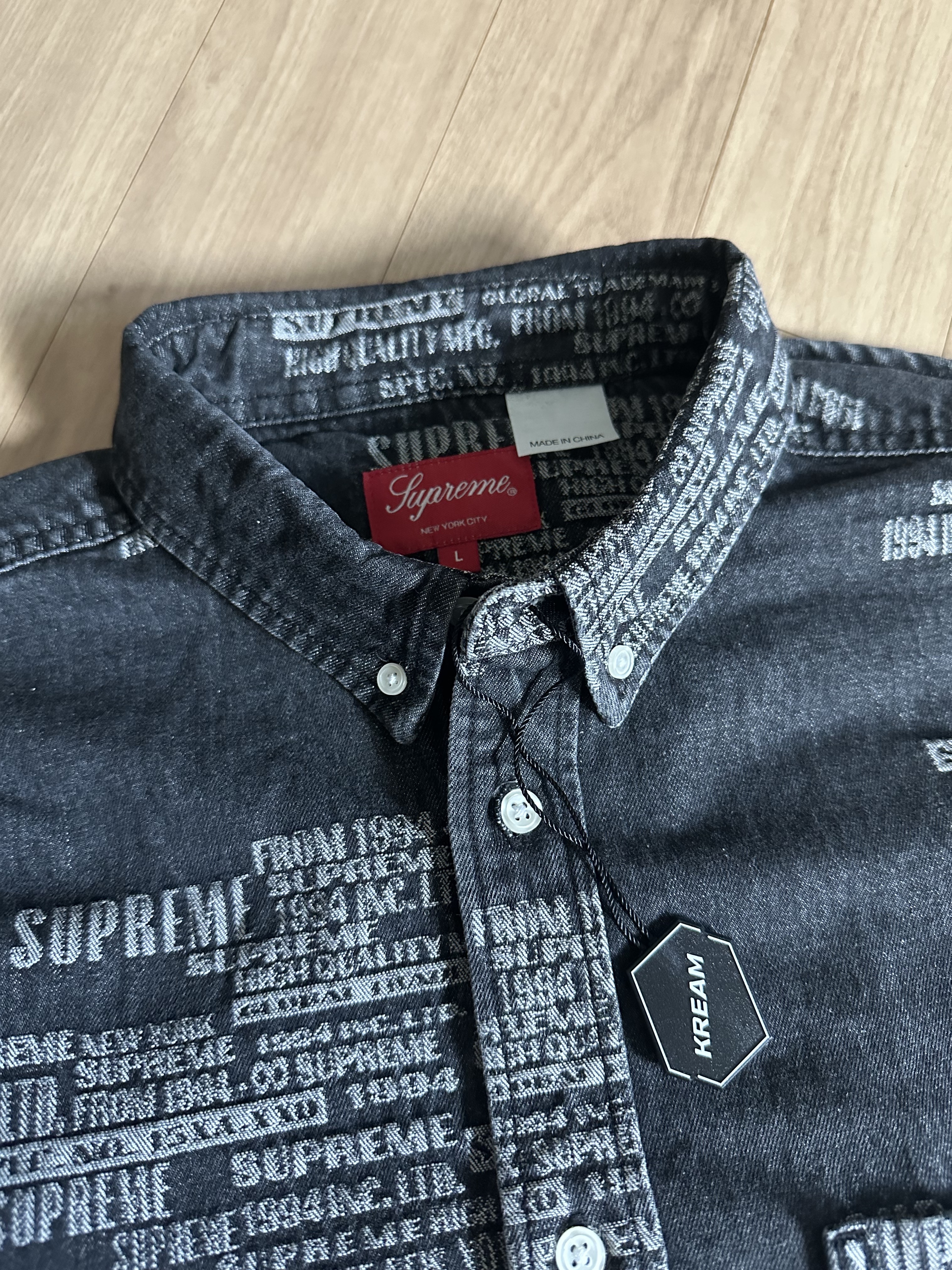 Supreme Trademark Jacquard Denim Shirt Washed Black - 23SS 착용 스타일 - 2