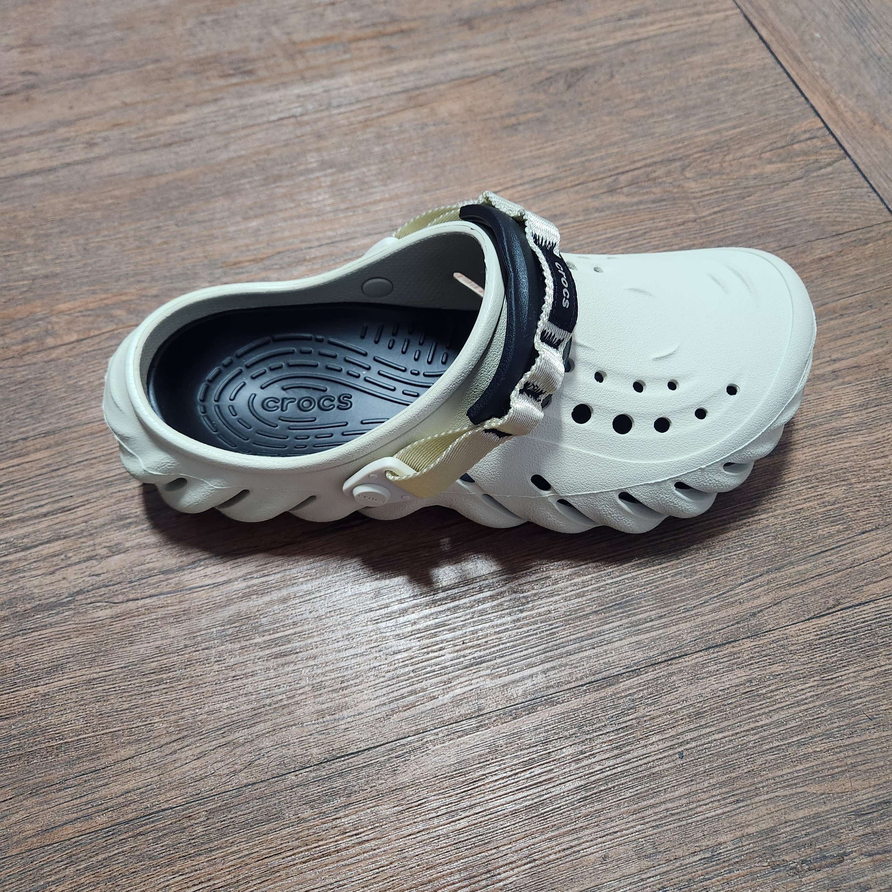 Crocs Echo Clog Bone Black 착용 스타일 - 1