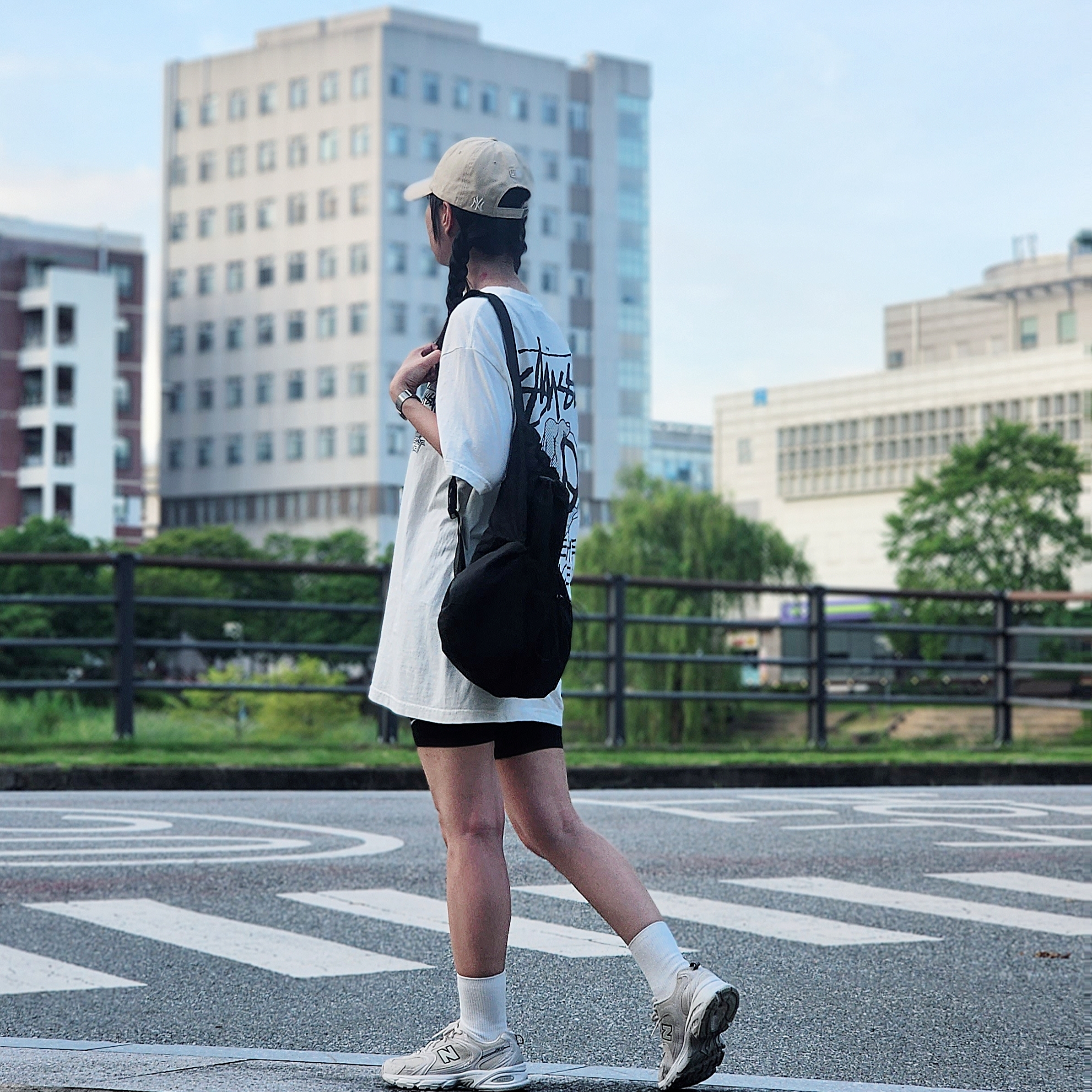 Stussy Peace Hand Pigment dyed T-Shirt Natural, New Balance 530 Ivory 착용 스타일 - 2