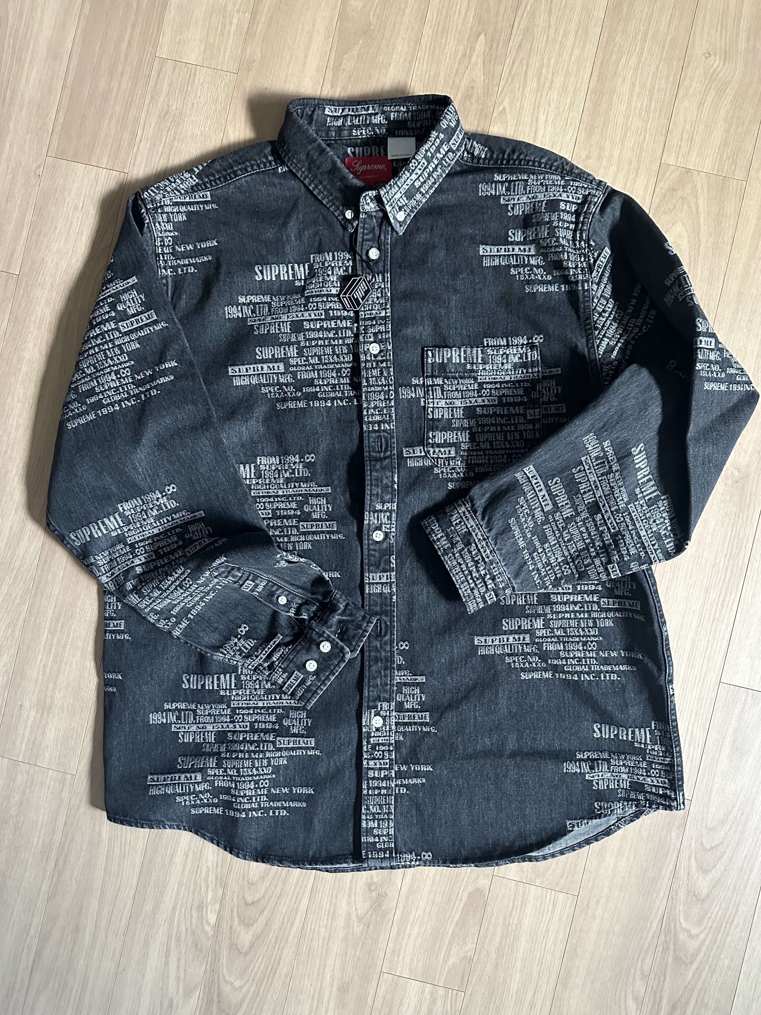 Supreme Trademark Jacquard Denim Shirt Washed Black - 23SS 착용 스타일 - 1