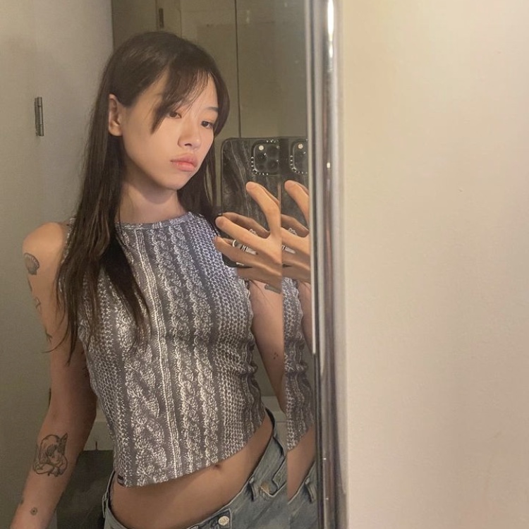 Safarispot Women 1/2 Knit Print Sleeveless Gray 착용 스타일 - 2