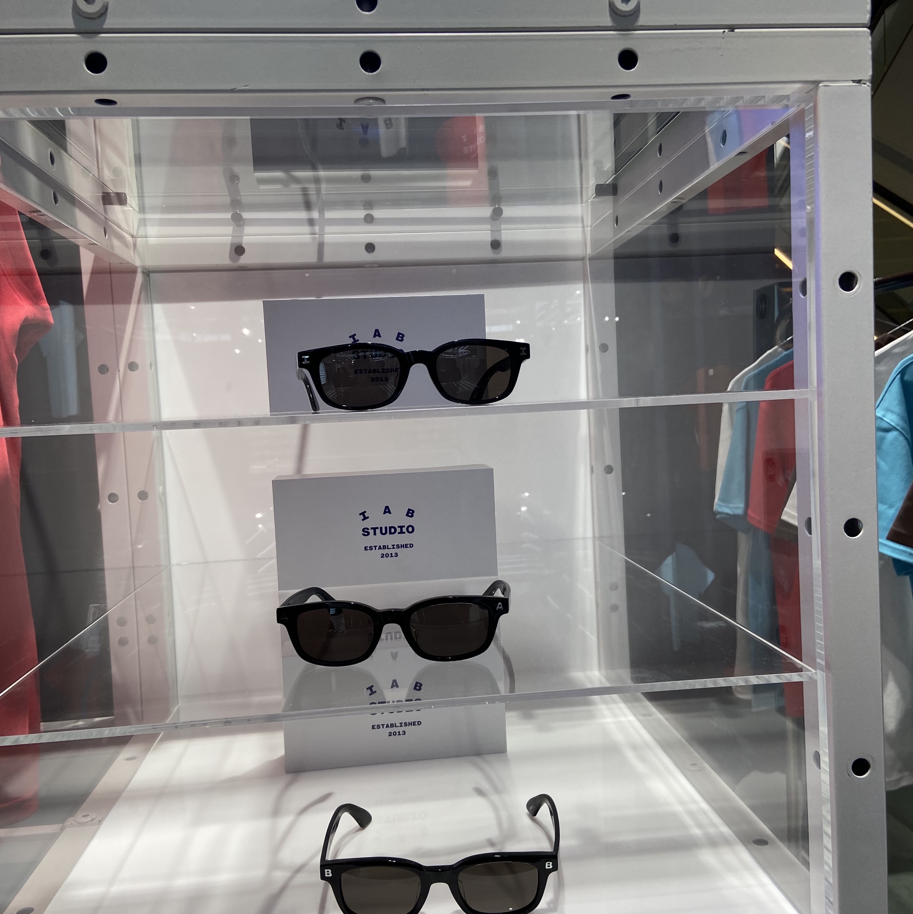 IAB Studio Sunglasses A Black 착용 스타일 - 2