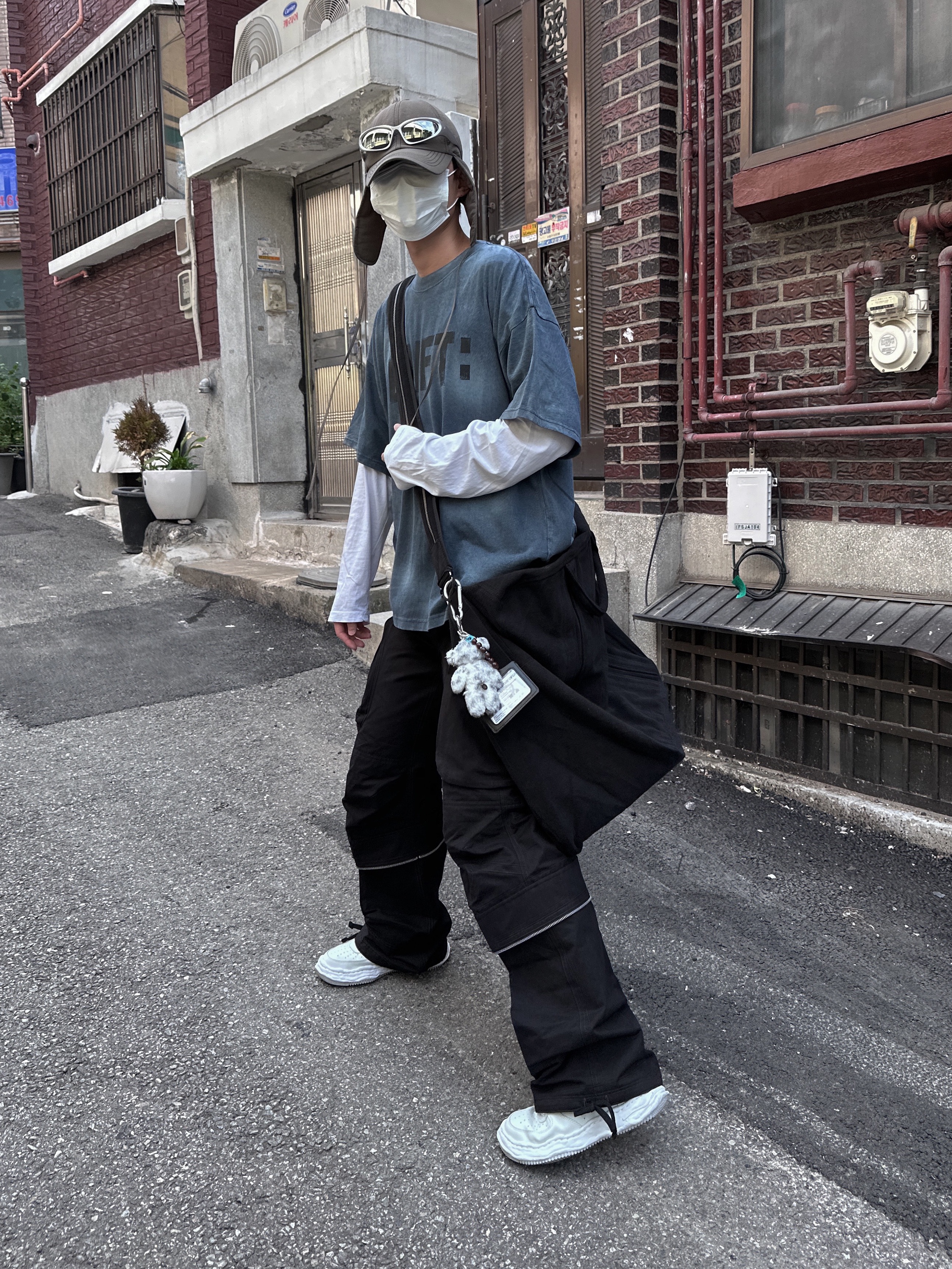 Farfromwhat Far Wahsed Drift T-Shirt Navy, Farfromwhat Far Round Cargo Pants Black 착용 스타일 - 1