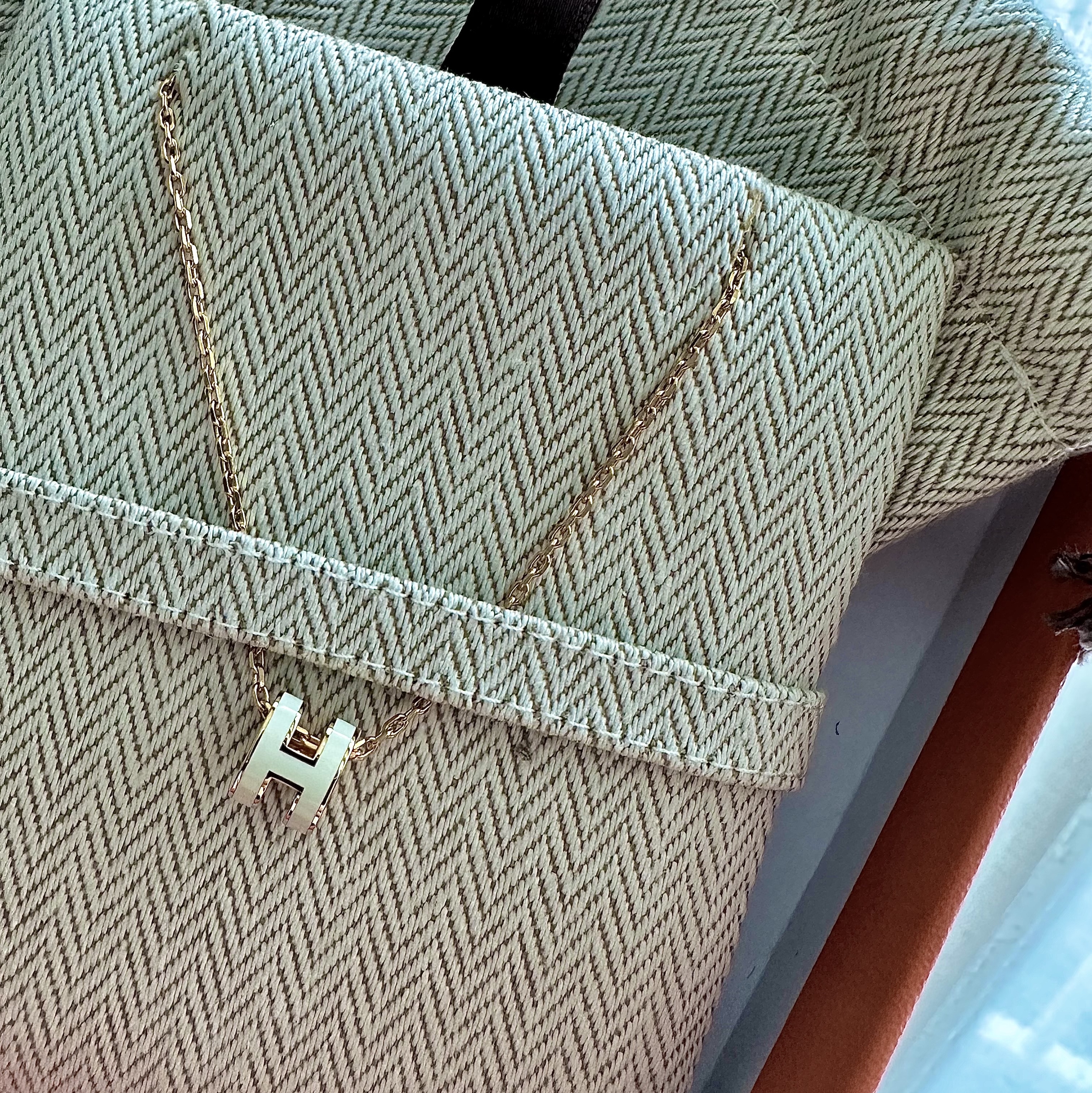 (W) Hermes Mini Pop H Pendant Gold & Blanc 착용 스타일